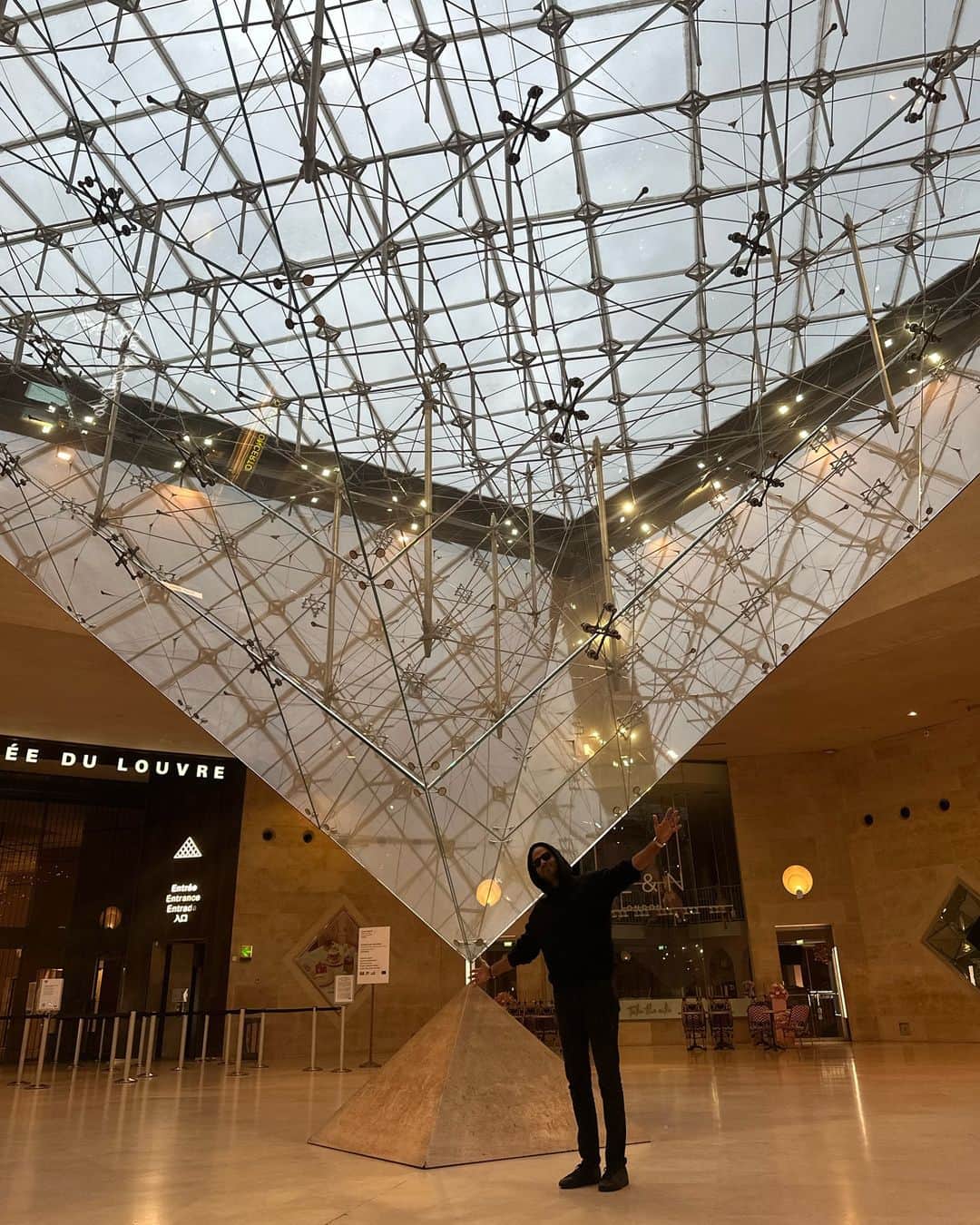 トニー・パーカーのインスタグラム：「Hello Paris #louvre」