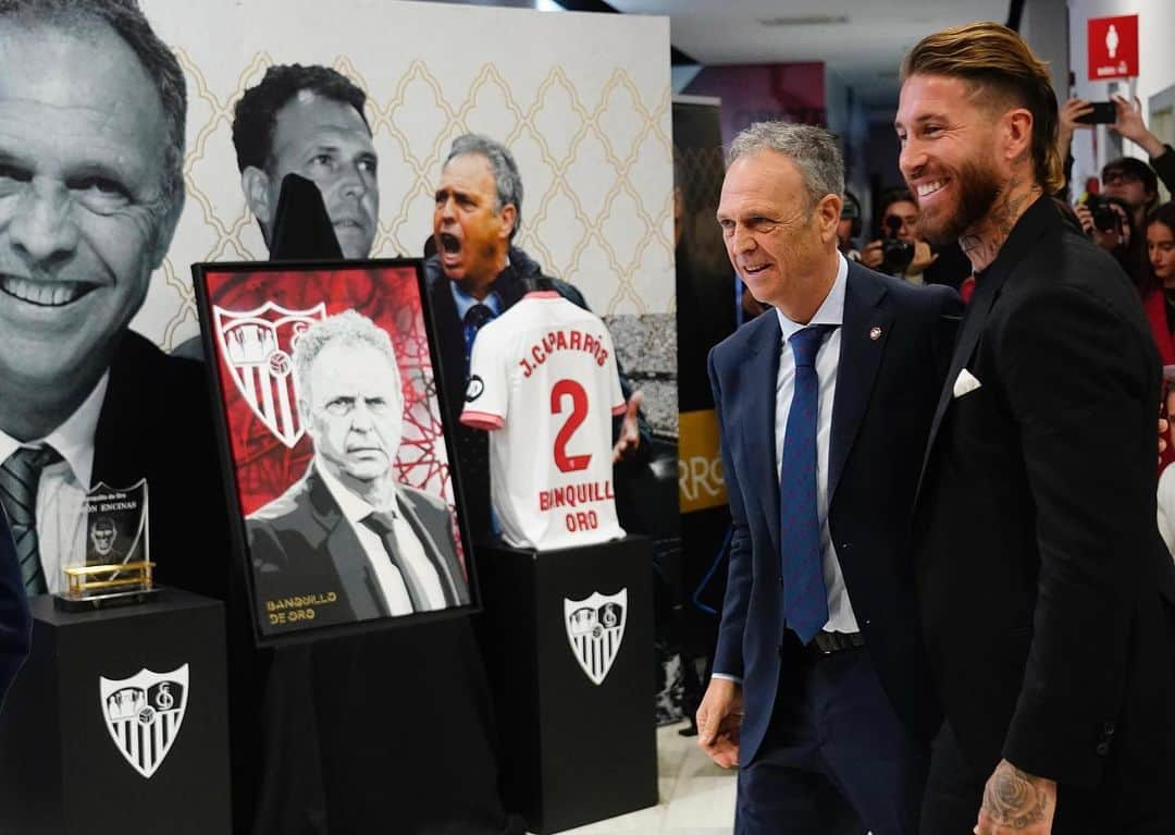 セルヒオ・ラモスのインスタグラム：「Hoy ha recibido el reconocimiento que se merece uno de los grandes entrenadores de nuestro fútbol, mi padre deportivo, aquel que a mí y a otros muchos nos dio lo más valioso que hay en la vida: una oportunidad.   @joaquincaparroscamino, enhorabuena por el “Banquillo de oro”, pero, sobre todo, enhorabuena por haber sabido ser un gran profesional, una persona íntegra y recta, y un maestro para todos aquellos que hemos tenido la suerte de aprender de tu sabiduría y experiencia.  Te queremos por lo que eres y por cómo eres. Enhorabuena, mister.」