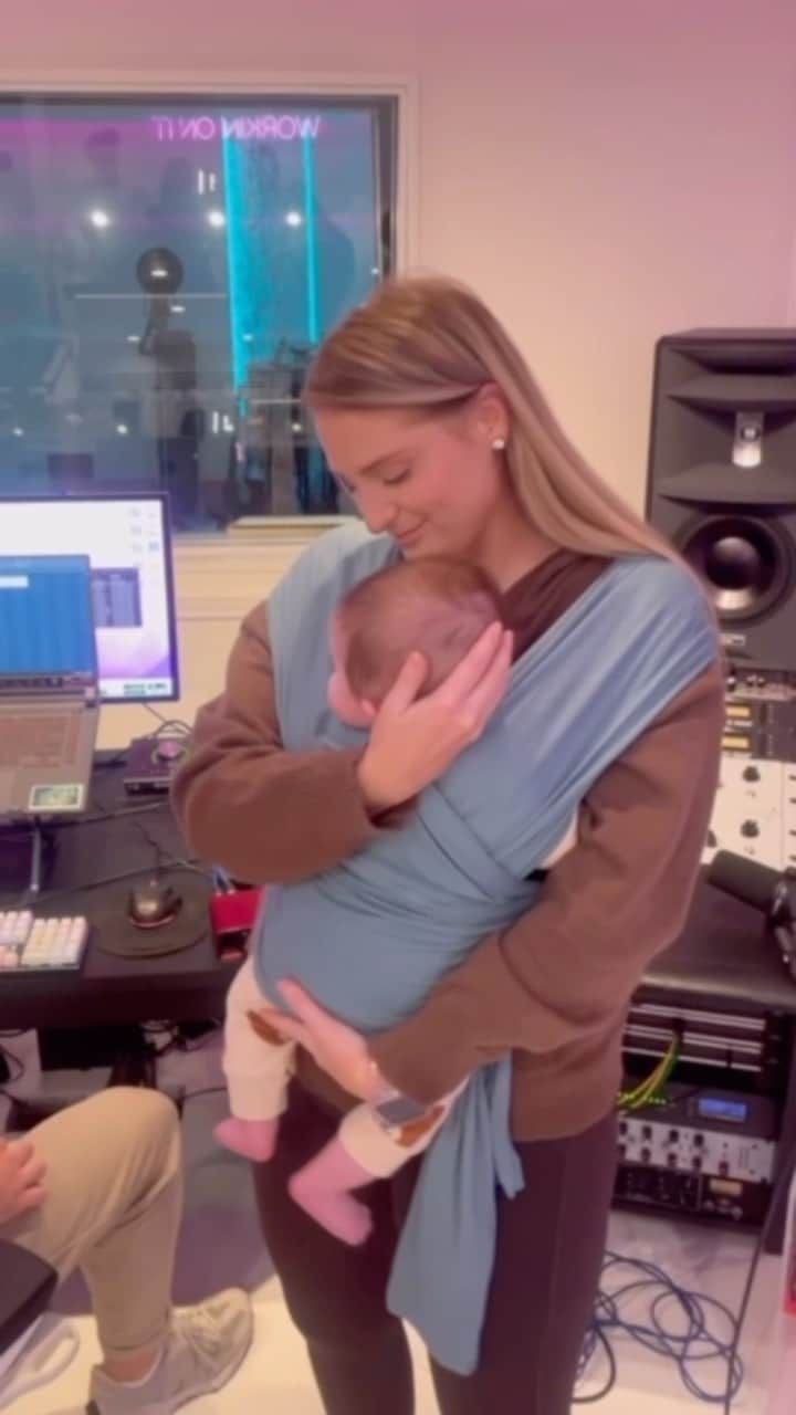 メーガン・トレイナーのインスタグラム：「Thank you Nanit for creating products all us moms need 💘 Shop the I Am Your Mother bundle at the link in my bio! @get_nanit #NanitPartner」