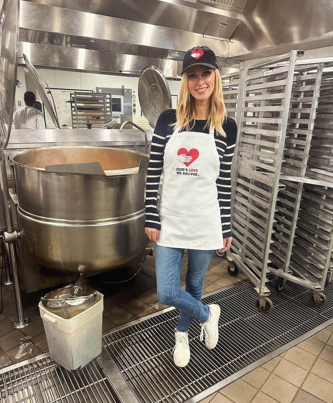 ニッキー・ヒルトンのインスタグラム：「Always a fun time volunteering in the kitchen at @godslovenyc during the holiday season. We baked, boxed + labeled pumpkin pie 🎃🥧 for the record 15,000 feasts that will be delivered this Thanksgiving! $20 funds a holiday meal for a seriously ill New Yorker and their loved one. If you would like to donate please click the link in my bio. 🫶🍽️🧡」