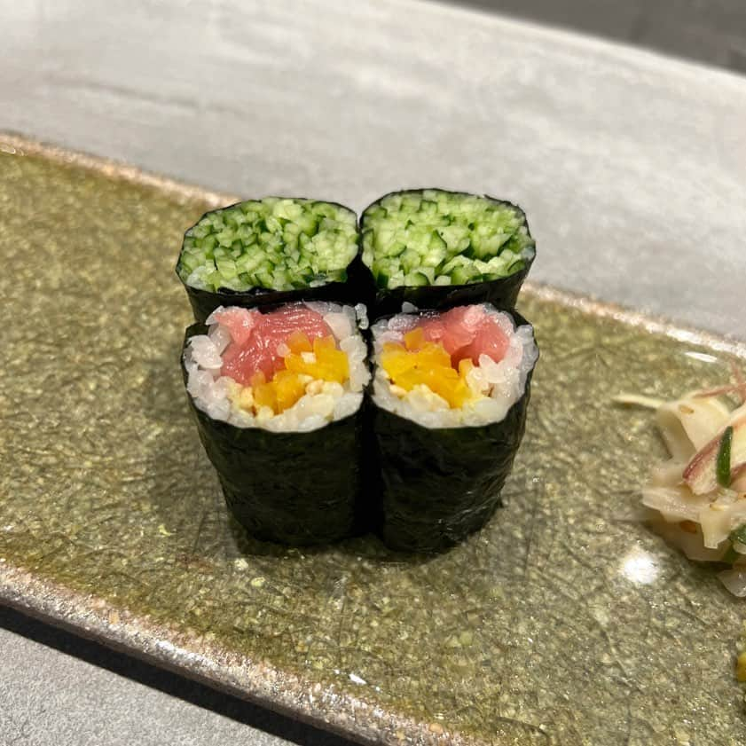 麻美のインスタグラム：「なんだかんだ🍣 ． とろたくが好き❤️❤️❤️ ． シャリなしのカッパ巻きも🥒 たまらんツマミ✌️ ． @sushimu_roppongi  #すし無 #カッパ巻き #とろたく」