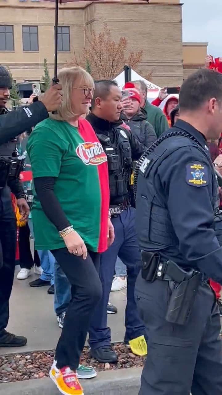 Us Weeklyのインスタグラム：「Mama Kelce was very well-protected in Kansas City while attending the #Chiefs vs. #Eagles game. 💚❤️ (📹: @aracelv92)」