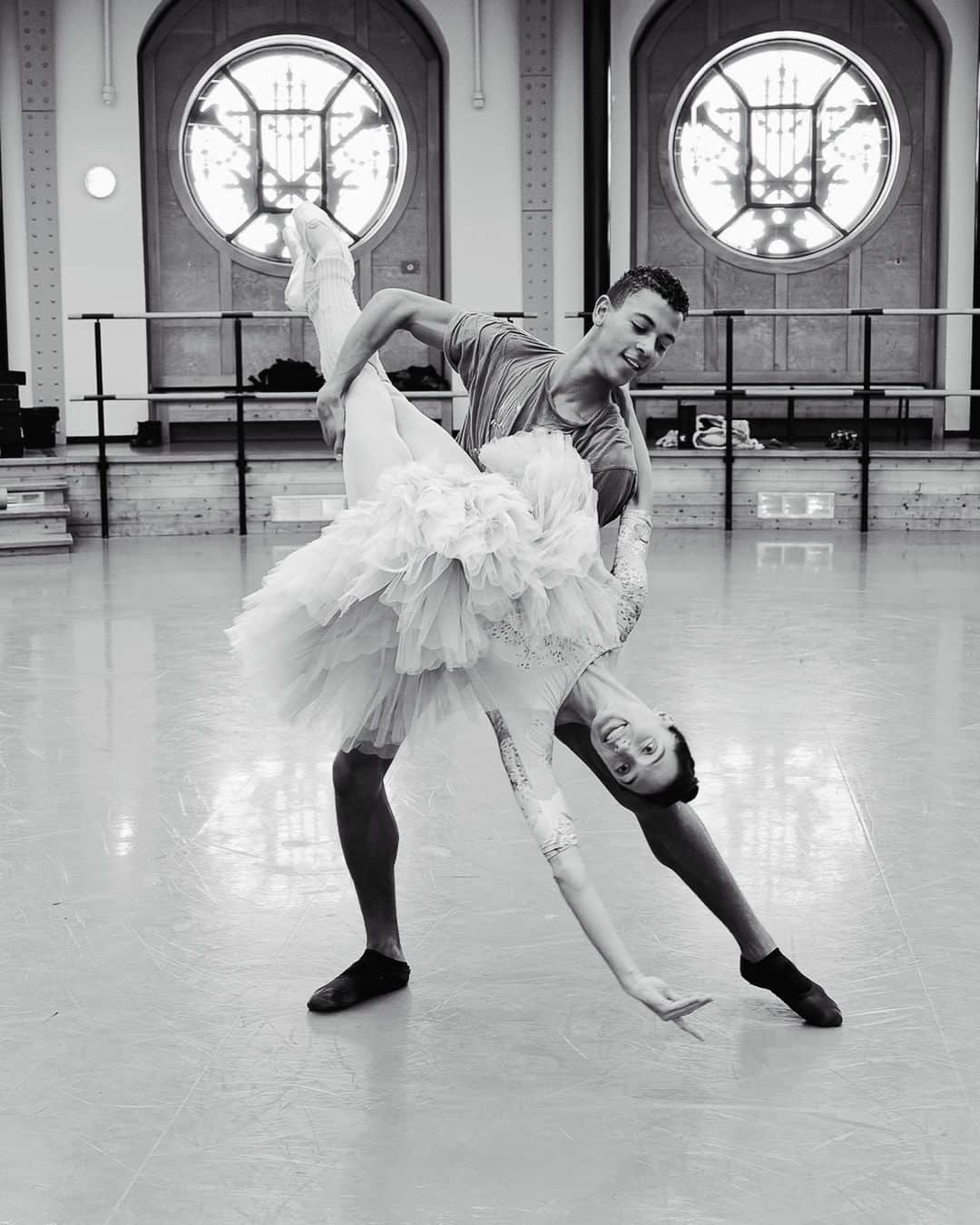 ドロテ・ジルベールのインスタグラム：「Répétitions de Casse-Noisette de Rudolf Noureev avec @guillaumediop Bientôt à l’Opéra Bastille  Photo @agathepoupeney」