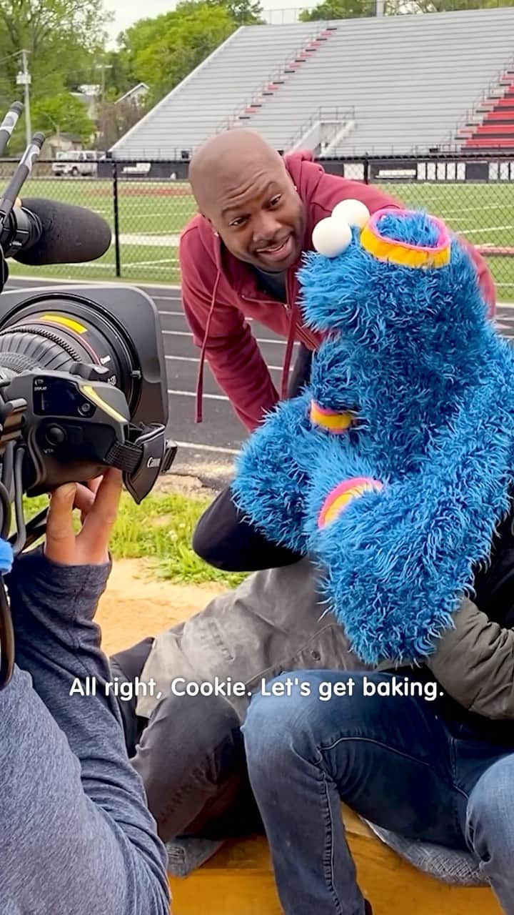 セサミストリートのインスタグラム：「Can’t get enough of @CookieMonster’s #CookieMonstersBakeSale on @StreamonMax? Check out these behind the scenes moments with @ChefEddieJackson for more sweet memories, laughs, and (of course) cookies! 🍪」