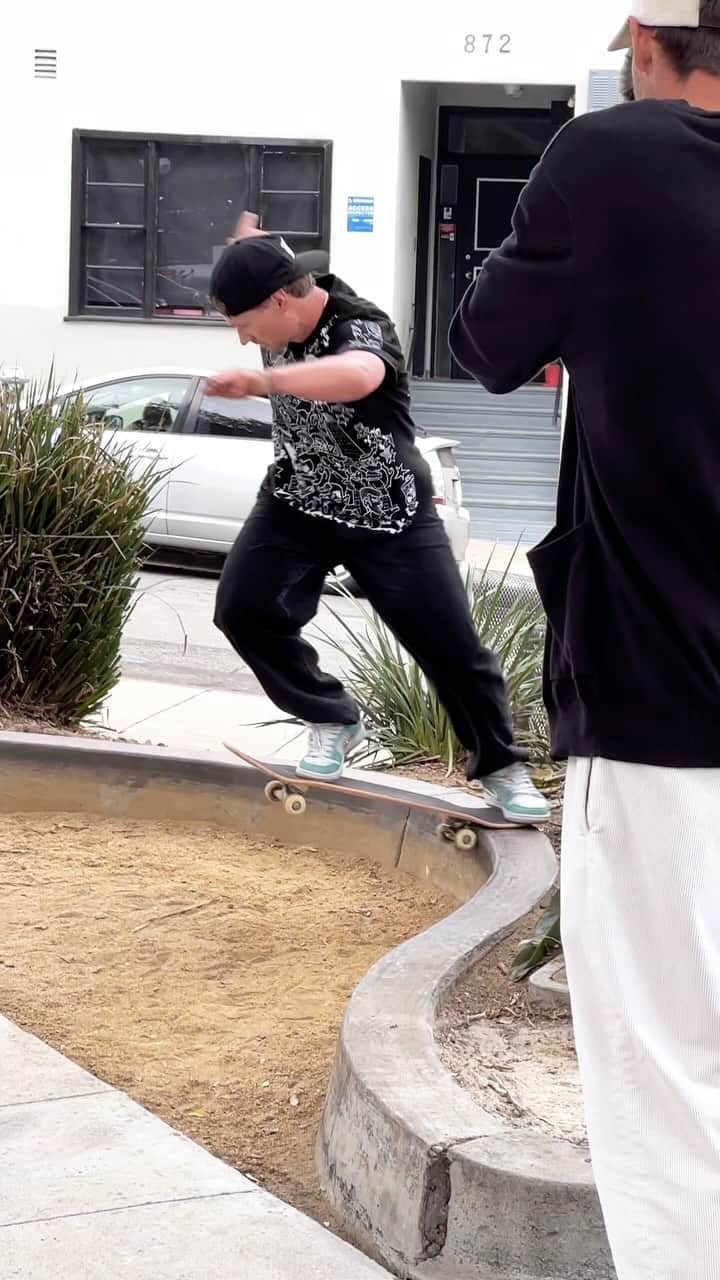 シェーン・オニールのインスタグラム：「NEW VIDEO Link in bio ✨  Haven’t skated dunks since Nike sb first started. It’s been cool bringing that feeling back with the April dunks for this video !」