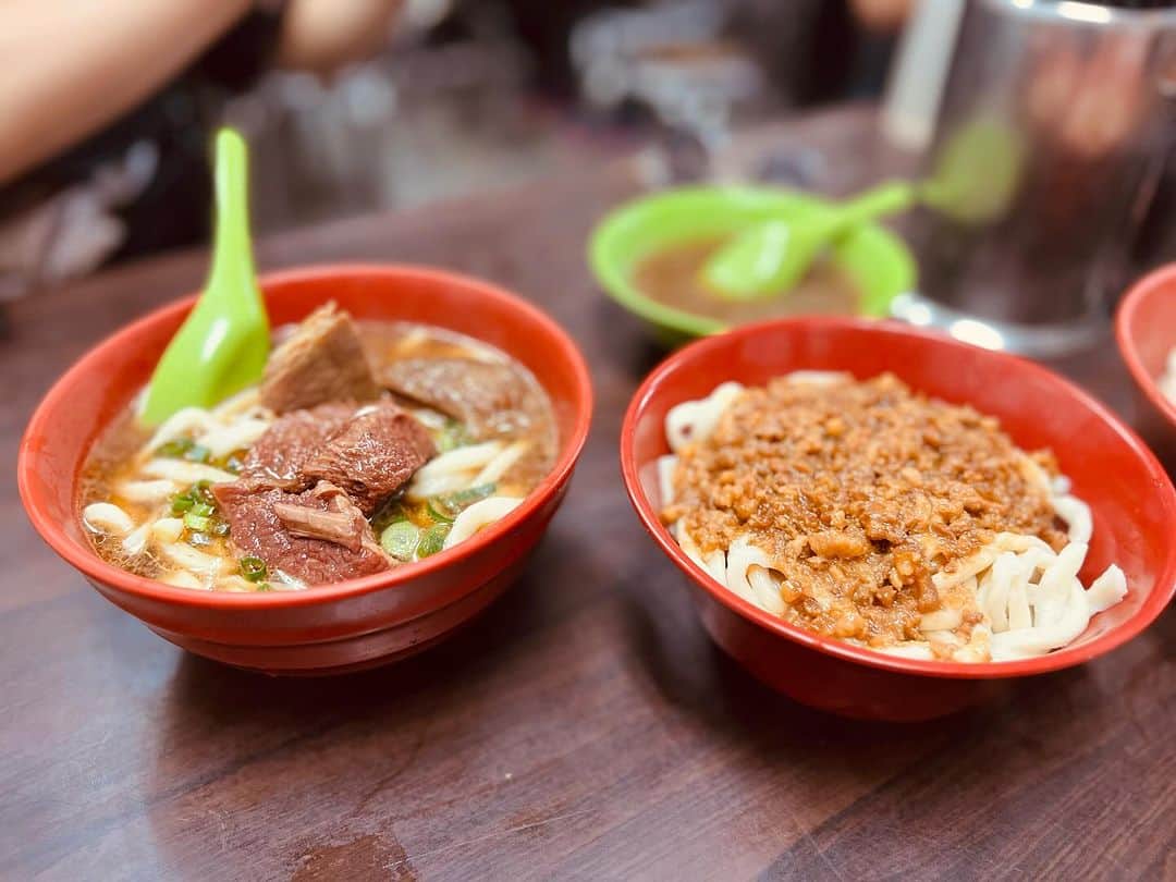 森脇和成のインスタグラム：「台北着いたらすぐメシ！ #台湾グルメ #老牌牛肉拉麺大王 #炸醤拉麺 #牛肉拉麺」