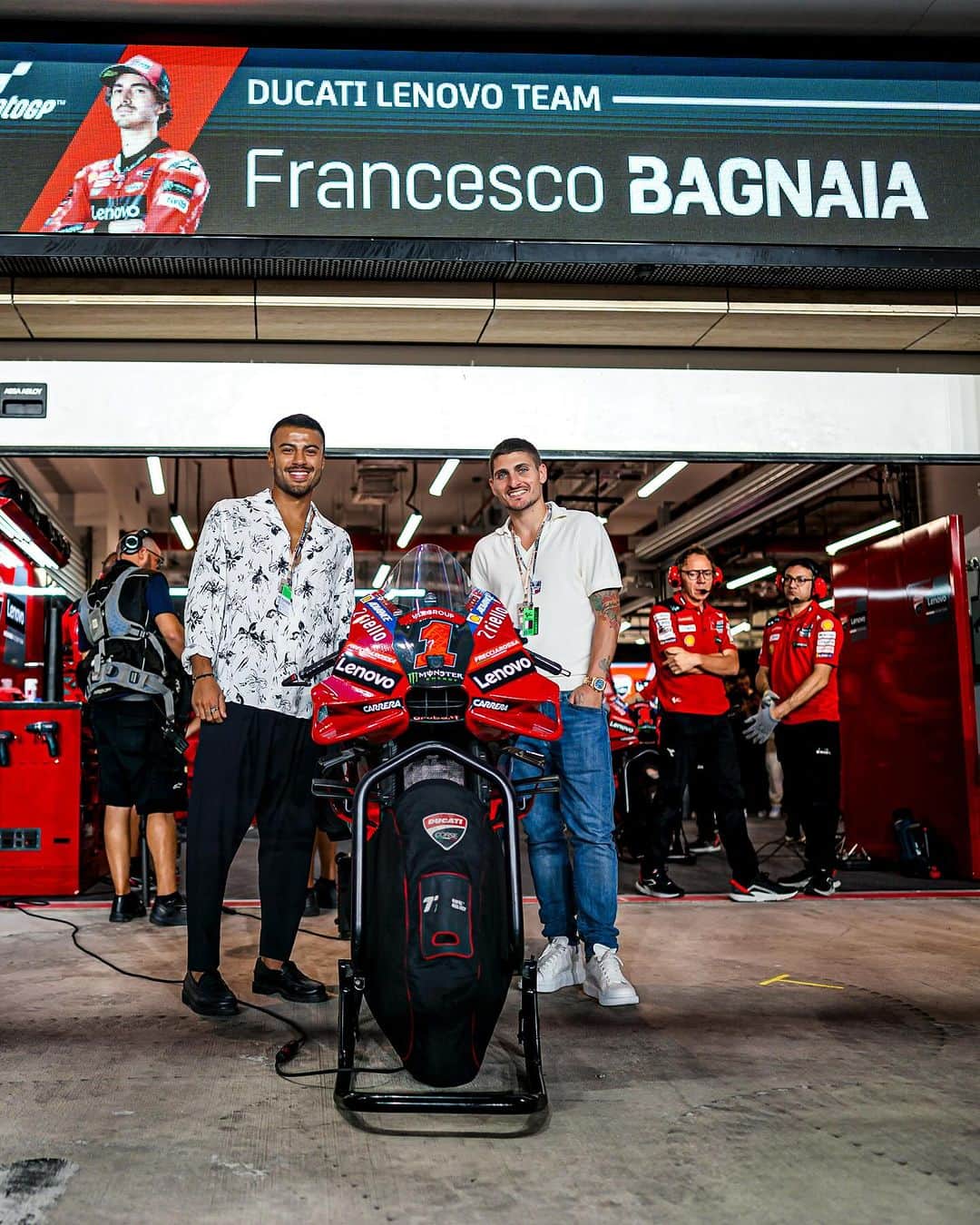 マルコ・ヴェッラッティのインスタグラム：「⚽️ From the soccer field to the paddock! Thanks for the visit @rafalcantara and @marco_verratti92! 🙌🏼 #QatarGP  #ForzaDucati #DucatiLenovoTeam」