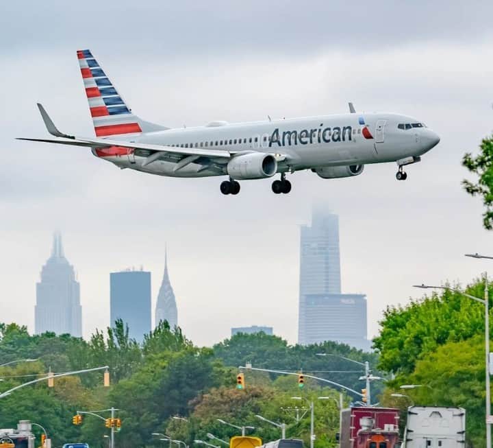 アメリカン航空のインスタグラム：「There is no place like New York during the holidays. 🤩 Where are you spending the festive season? ✈️  📸: @aviate_ty」