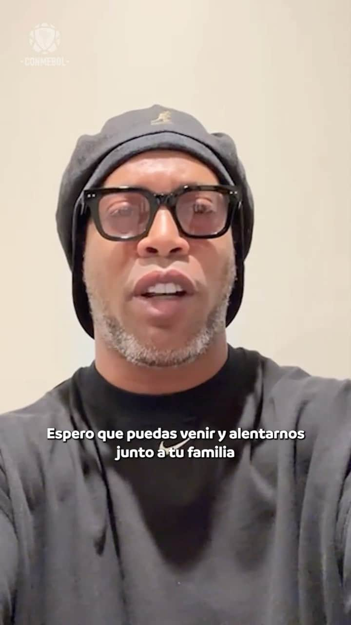 ロナウジーニョのインスタグラム：「¡Ronaldinho llevará el 'jogo bonito' al partido de #LeyendasCONMEBOL! 🤙🏾🇧🇷  📍DRV PNK Stadium 🏟️🦩 - Fort Lauderdale, Florida 🇺🇸  🗓️ 05 de diciembre  Conoce a todos los ídolos que estarán en este gran juego y adquiere tus entradas ingresando a Ticketmaster (enlace en nuestras historias). 🎟️  #CreeEnGrande  Ronaldinho levará o 'jogo bonito' no encontro das #LeyendasCONMEBOL! 🤙🏾🇧🇷  📍DRV PNK Stadium 🏟️🦩 - Fort Lauderdale, Florida 🇺🇸  🗓️ 05 de dezembro  Conheça todos os ídolos que estarão nesse grande jogo e adquira já seus ingressos acessando Ticketmaster (enlace nas nossas histórias). 🎟️  #AcrediteSempre」