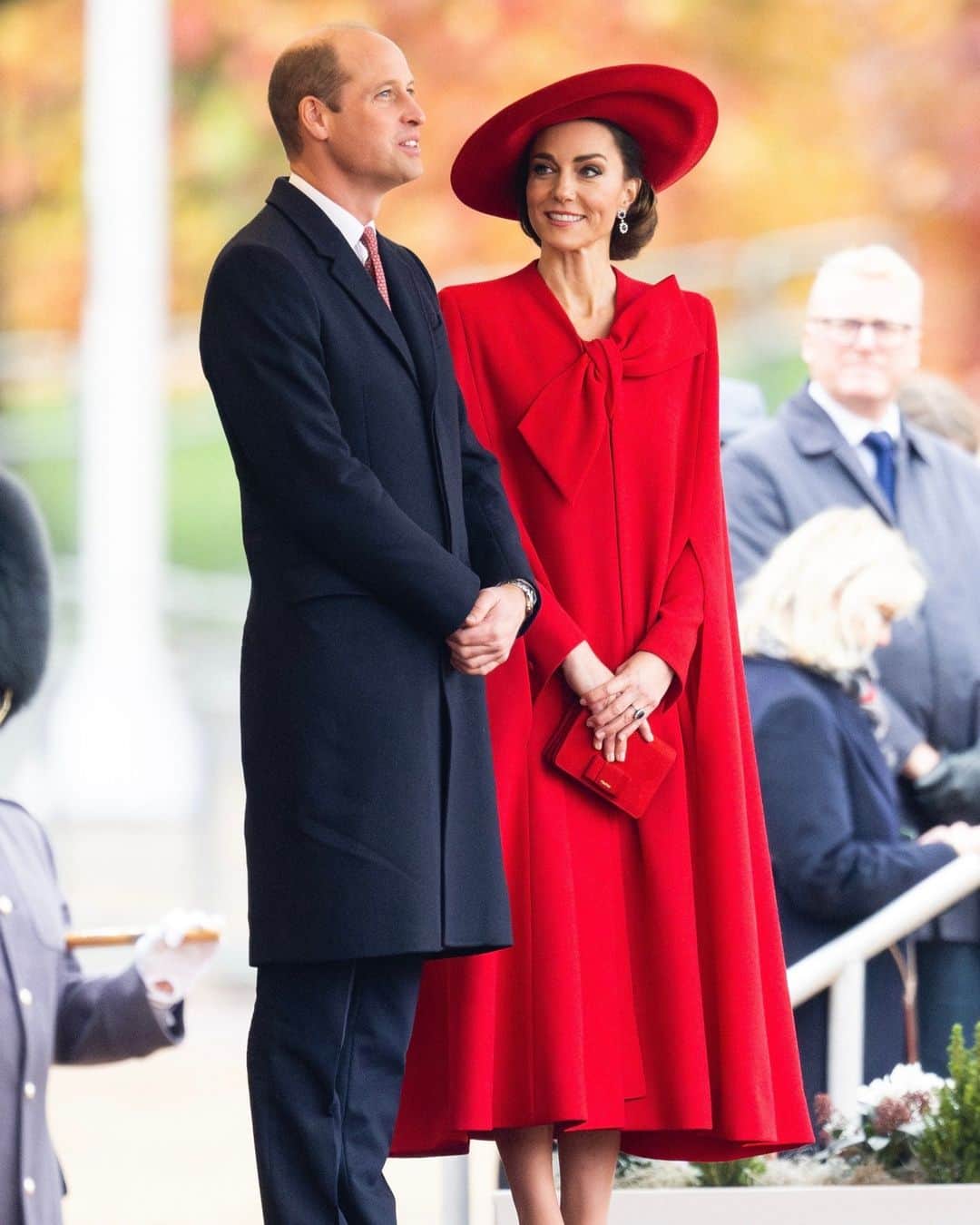 Vogueのインスタグラム：「Today, Prince William and Catherine, Princess of Wales welcomed South Korean President Yoon Suk Yeol and First Lady Kim Keon Hee to London, England for an official state visit. The royal couple looked regal for the affair, where they were also joined by King Charles and Queen Camilla. Kate Middleton, in particular, slipped into one of her most-worn labels—and she debuted one of her best cape coats to date. Tap the link in bio for all of the details.」