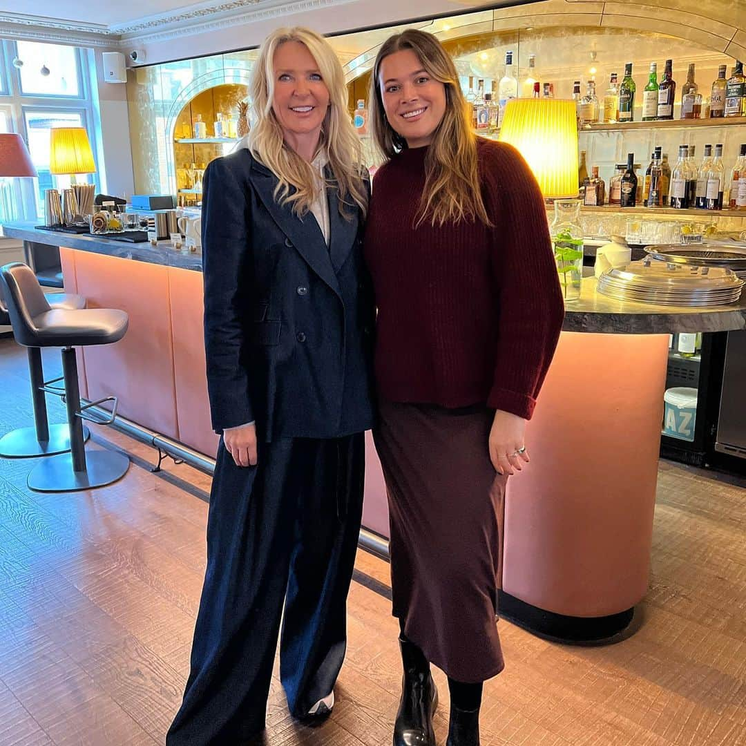 アマンダ ウェイクリーさんのインスタグラム写真 - (アマンダ ウェイクリーInstagram)「Such fun discussing Business Resilience with the brilliant and gorgeous @hannahharley this morning at The Allbright Club. Sometimes it isn’t until you get asked the right questions that you realise just how much you have learned on the journey and it is a privilege to be able to share that knowledge with an interested and engaged audience. Thank you to The @allbright for hosting me and to all the members who came. We can learn so much from each other if we are open and willing to share our learnings. Unwittingly, I came up with a new phrase during our conversation which I really love…REFLECT DON’T REGRET as part of our journeys… I hope I am always curious, learning and growing… sometimes life throws us curve balls but there are often silver linings if we are open to them…  #Amandawakeley #allbrightclub #womeninbusiness #businessresilience #fashiontalks #london #womensupportingwomen #membersclub #crazysexyfood #reflectdontregret」11月22日 2時14分 - amandawakeley