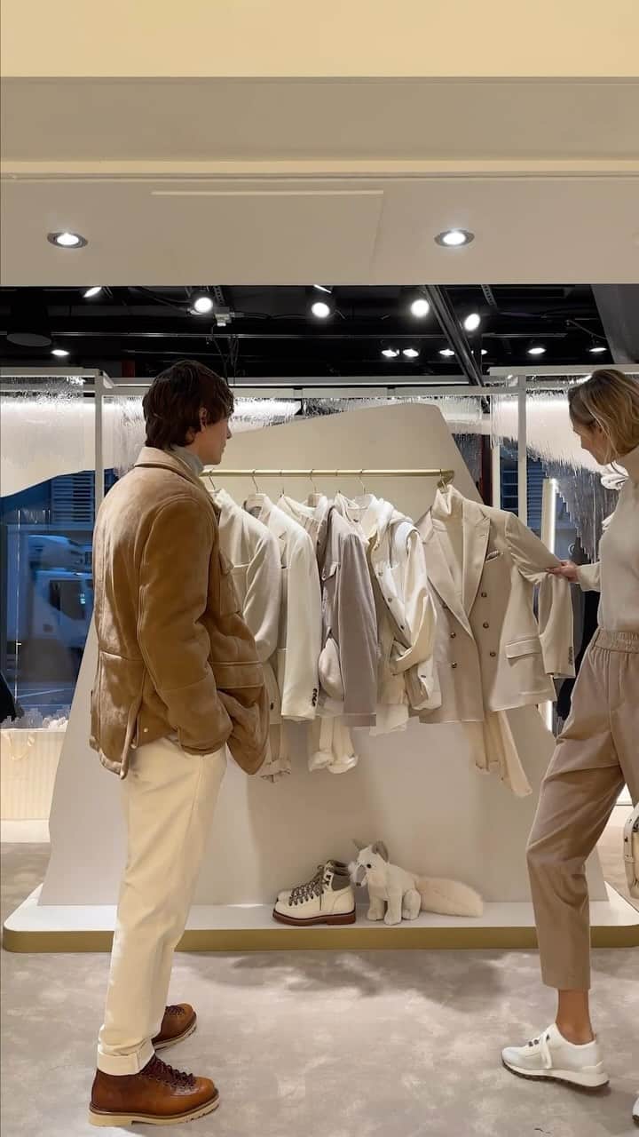 Harrodsのインスタグラム：「Do you dream of a white Christmas? You won’t want to miss our #BrunelloCucinelli pop-up in the Exhibition Windows, where the brand’s signature neutral palette is showcased in a winter wonderland of presents for the whole family. Chunky cashmere, touches of sparkle, cuddly creatures, a new lifestyle capsule and more come together for the ultimate gift edit – making shopping for the holidays a (snowy) walk in the park.  Find it in the Exhibition Windows on the Ground Floor, or shop gifts at harrods.com.  #Harrods」