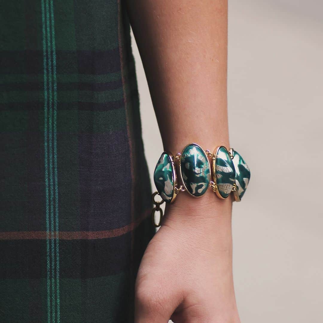 ルル フロストのインスタグラム：「Clad in stunning green marble glass beads, our Anita bracelet will carry you thru any season. 🤩🤩#lulufrost #archives」