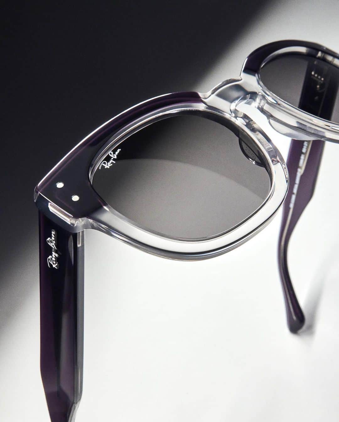 レイバンのインスタグラム：「Wider frames and ‘60s vibes. Hawkeye has gone Mega.」
