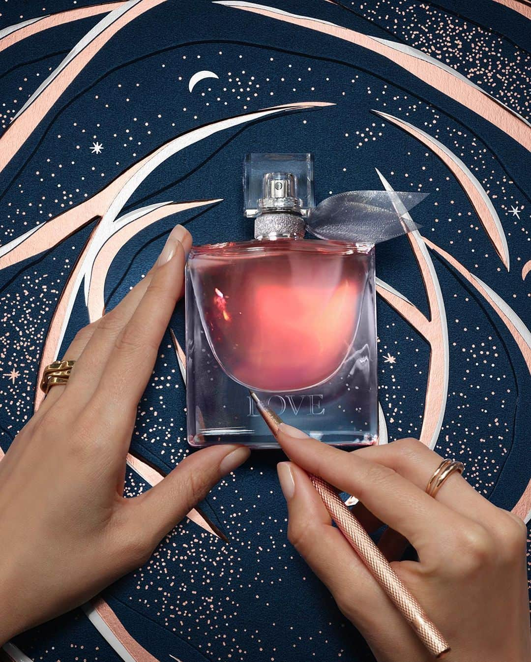 Lancôme Officialさんのインスタグラム写真 - (Lancôme OfficialInstagram)「To share or keep, offer a truly personalized gift with Lancôme’s engraving service. The complementary engraving service can be added to all fragrance bottles, for a priceless memory.  #Lancome #LancomexLouvre #Holiday23」11月22日 2時22分 - lancomeofficial