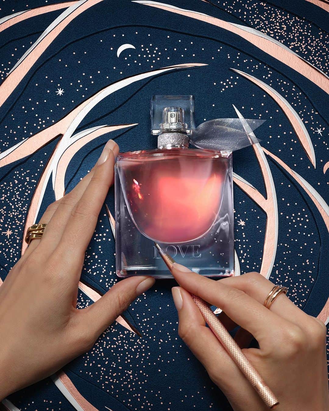 Lancôme Officialのインスタグラム：「To share or keep, offer a truly personalized gift with Lancôme’s engraving service. The complementary engraving service can be added to all fragrance bottles, for a priceless memory.  #Lancome #LancomexLouvre #Holiday23」