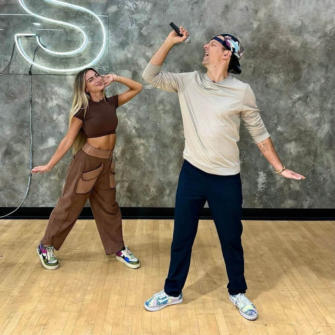 ジェイソン・ムラーズさんのインスタグラム写真 - (ジェイソン・ムラーズInstagram)「Tune in to #DWTS for A Celebration of Taylor Swift tonight at 8/7c on @abcnetwork & @disneyplus!   Voting opens at 5pm PT / 7pm CT / 8pm ET (during the ET/CT broadcast only) and closes after the last competitive performance of the night.  How to vote for #TeamDJ: 🪩 Text JASON to 21523 (up to 10x) 🪩 Online at dwtsvote.abc.com (up to 10x at the link in bio)」11月22日 2時25分 - jason_mraz