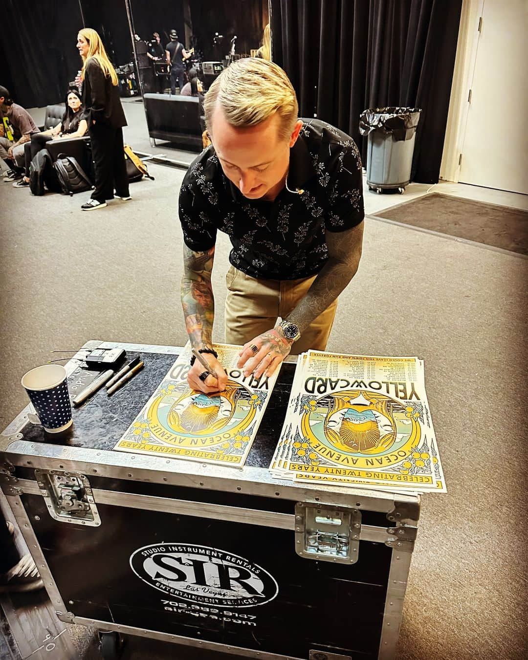 Yellowcardのインスタグラム：「Flashback to signing VIP tour posters for the Celebrating 20 Years of Ocean Avenue tour ✍️  • • • 📸 @acaciaevans  #yellowcard #yellowcardband #poppunk #emo #tourmemorabilia #music」