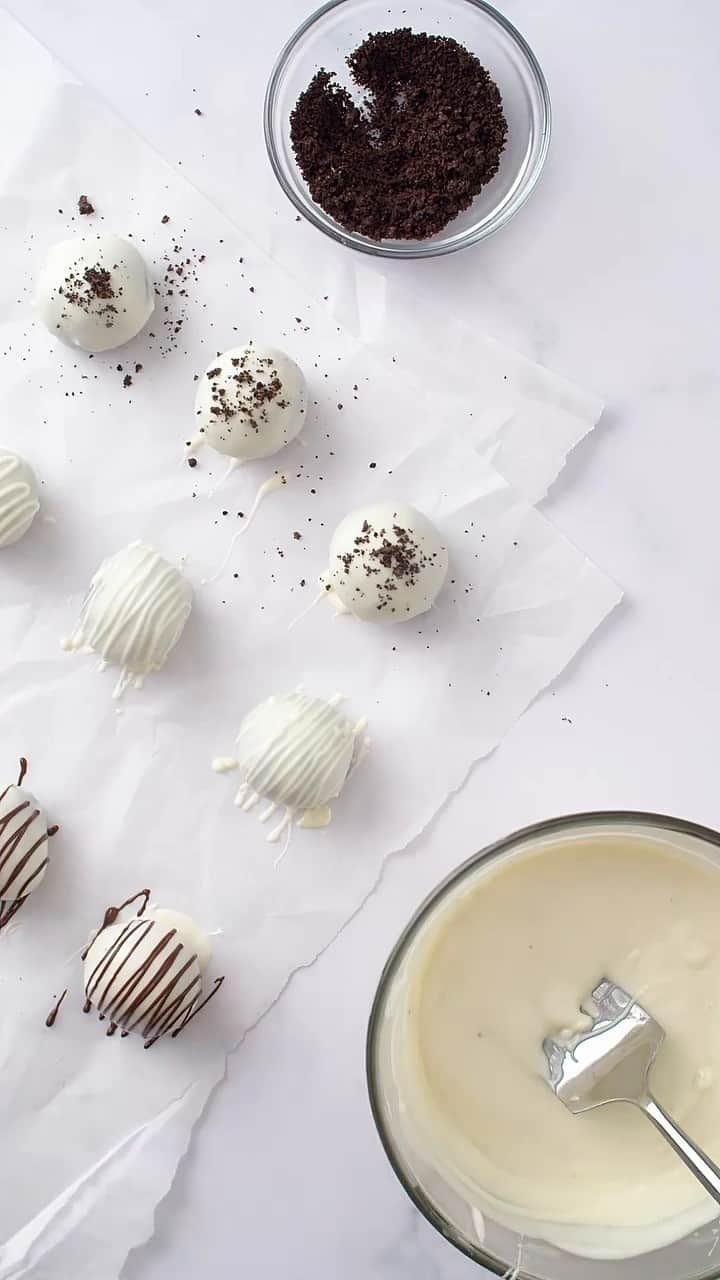 OREOのインスタグラム：「No thoughts…just OREO Truffles   📸: @bakecookrepeat」