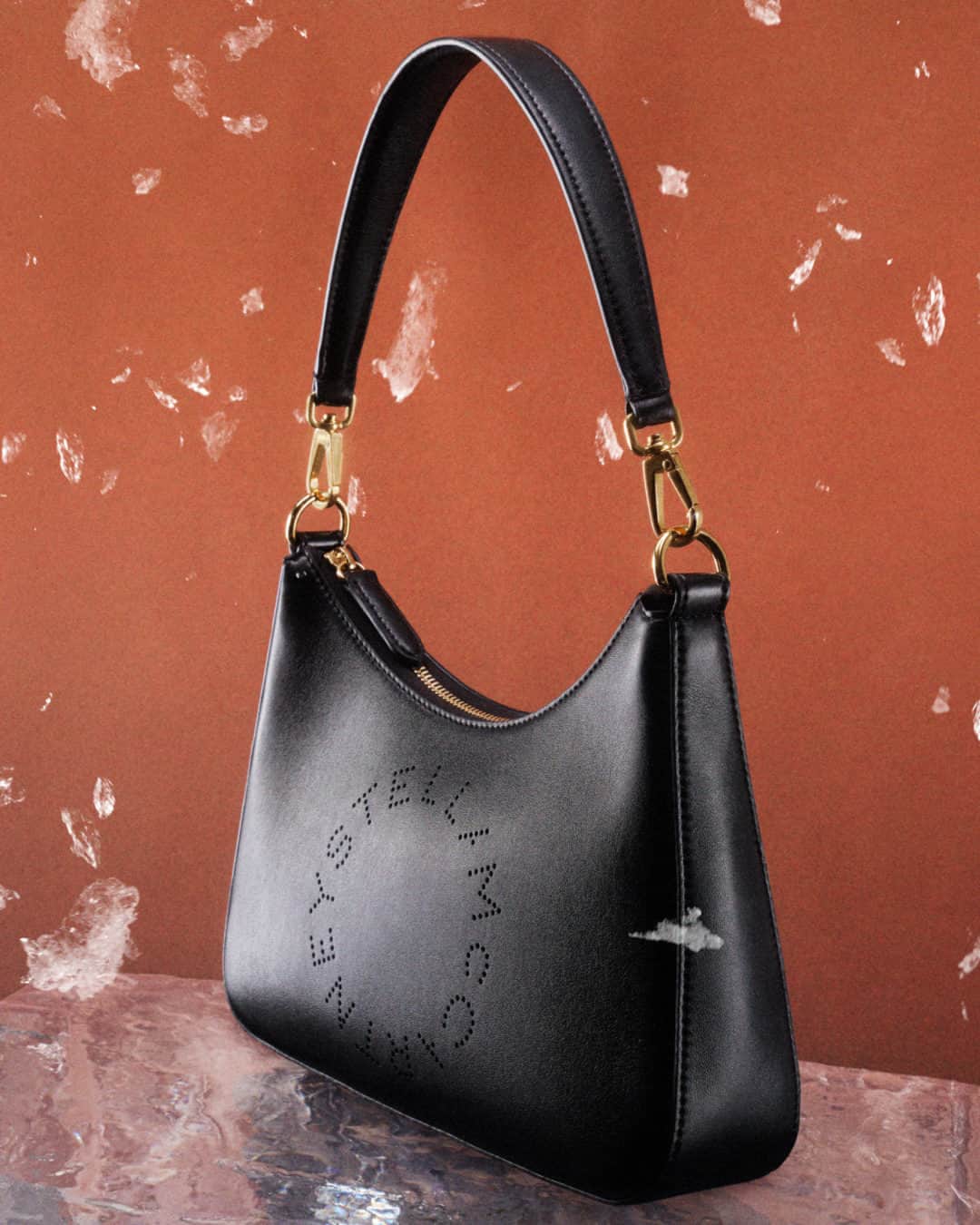ステラ・マッカートニーのインスタグラム：「STELLABRATION: A love for people, a love for animals this festive season. The new Logo bag, crafted from 100% vegan materials.  Tap to shop #StellaHoliday and at link in bio.  #StellaMcCartney #StellaSpring24」