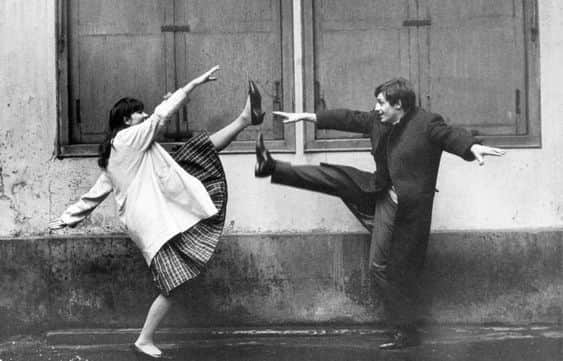 イネスドゥラフレサンジュのインスタグラム：「"La simplicité est la sophistication ultime." - "Simplicity is the ultimate sophistication."  Photographie par Raymond Cauchetier lors du tournage de "Une femme est une femme" de Jean-Luc Godard (1961)  #inesdelafressange #inesdelafressangeparis #parisianchic」