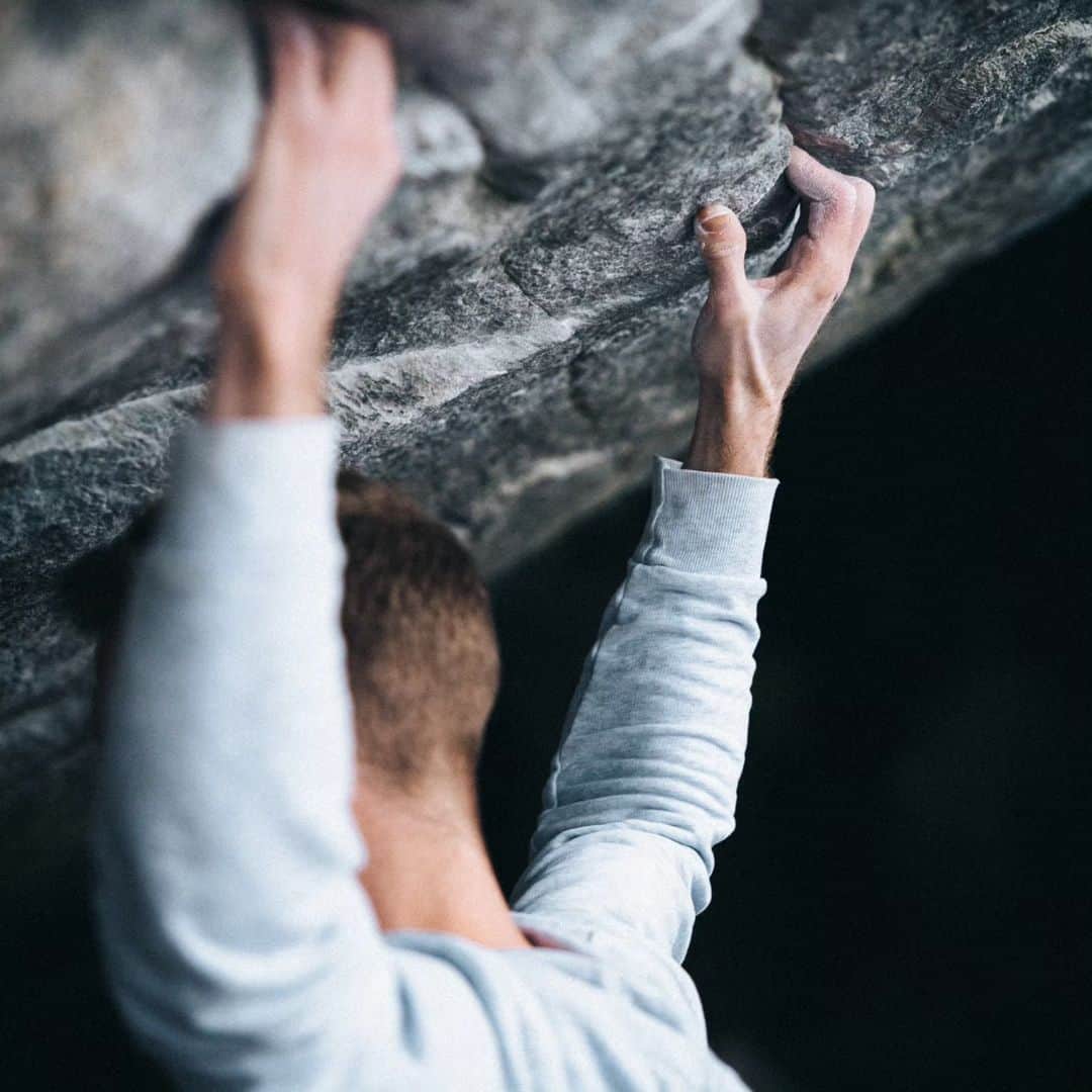 ヤコブ・シューベルトのインスタグラム：「Prime time in Ticino! Psyched to be back in the woods 💪 Day one on Alphane went well, finally got the start worked out and felt good on all the moves. Day two I thought I could start doing some real tries when suddenly I would suck on the first two moves again 😅 Resting tomorrow and then back with fresh skin and new beast mode 🙏💪  Photos by @moritz.klee   @mammut_swiss1862 @gloryfy_unbreakable @lasportivagram @raiffeisentirol @subaru_austria @thecrag_worldwide  #ticino #bouldering #rockclimbing #climbing #athlete #klettern」