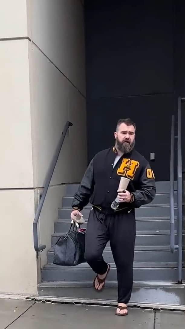 Us Weeklyのインスタグラム：「Why didn't Jason bring shoes for Jason? Turns out the #Eagles player has an affinity for flip-flops. More on Jason Kelce’s approach to game day style is at the link in bio. (📹: Philadelphia Eagles/SPORTS REPORT+/TMX)」