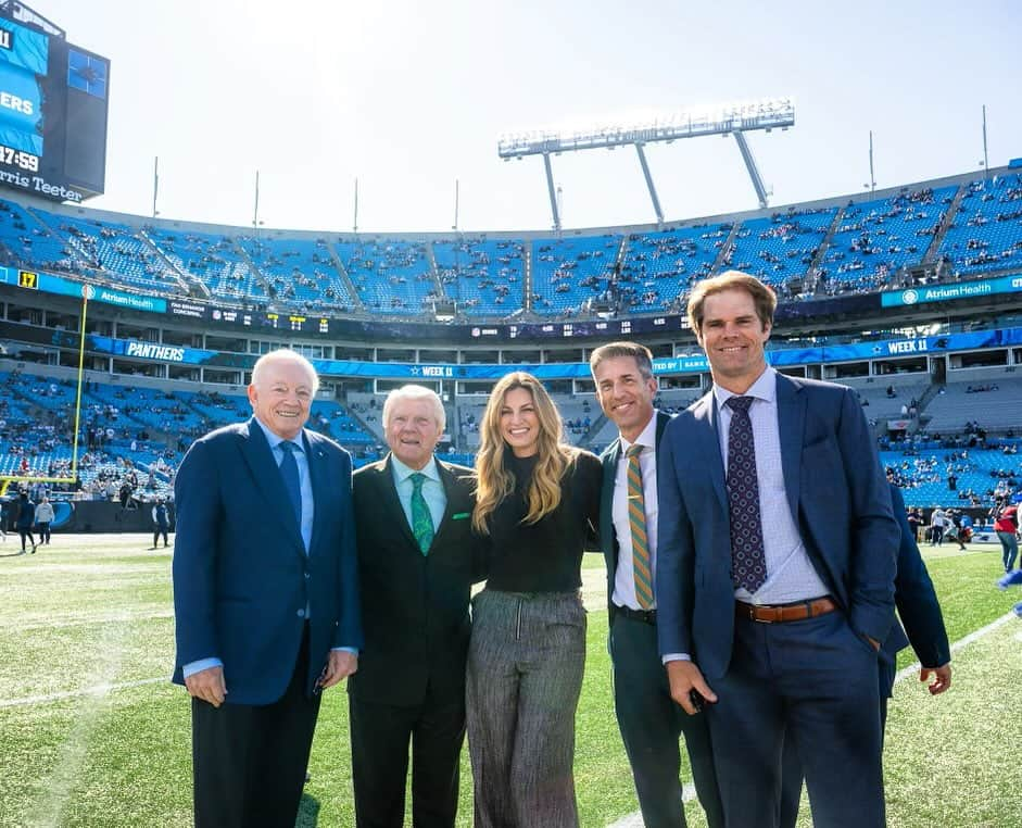 エリン・アンドリューズのインスタグラム：「This. Really special! Congrats @jimmyjohnson4616 @dallascowboys 💙🤍 @kevburkhardt @gregolsen88 @nflonfox」