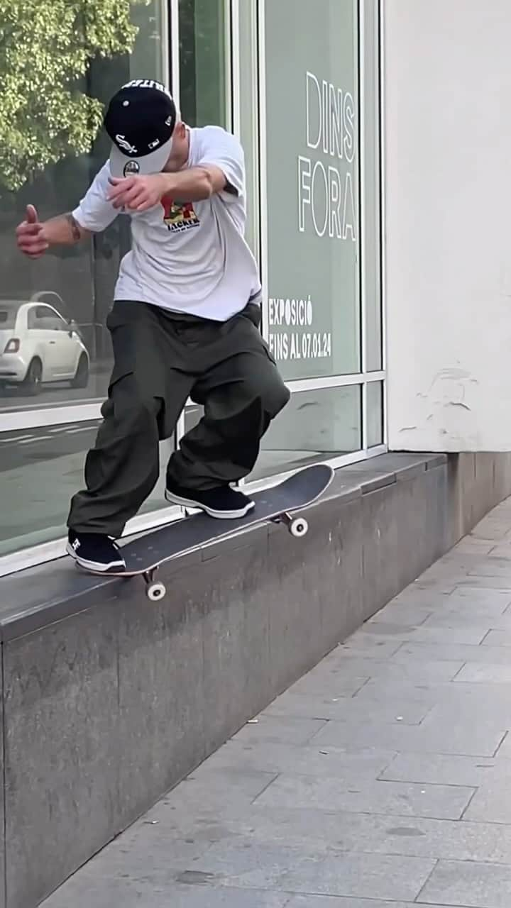 MACBA LIFEのインスタグラム：「That foot looks for the most appropriate place on the skateboard just like a cat looks for the most comfortable place in the house. @deniscuerdo   📱 @youngflex_skt   Tag us to be featured 👉🏽#macbalife 👈🏽 -———————— #RESPECTTHEPLAZA #macba #skate #skateboarding #barcelona #bcn #skatebarcelona #skatelife #barceloka ##skatecrunch #skategram #thankyouskateboarding #❤️skateboarders」