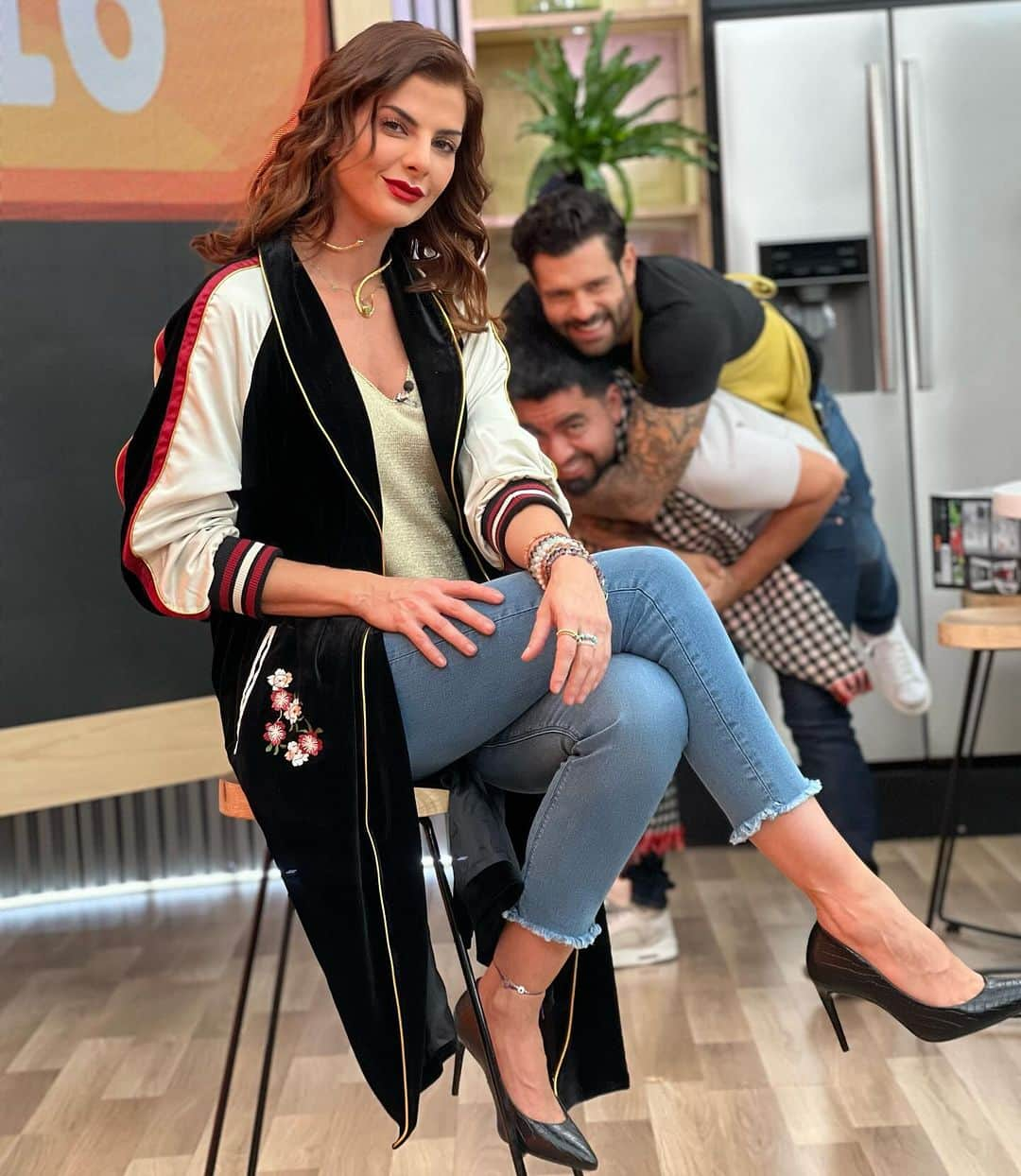 Carolina Cruz Osorioさんのインスタグラム写真 - (Carolina Cruz OsorioInstagram)「• Jajajajaja LOS AMO @ivanlalindeg @juandiegovanegasl @peretantico @diaadiacaracoltv Total Look @rapsodiacolombiaoficial Zapatos @calzatodo ❤️❤️」11月22日 2時45分 - carolinacruzosorio