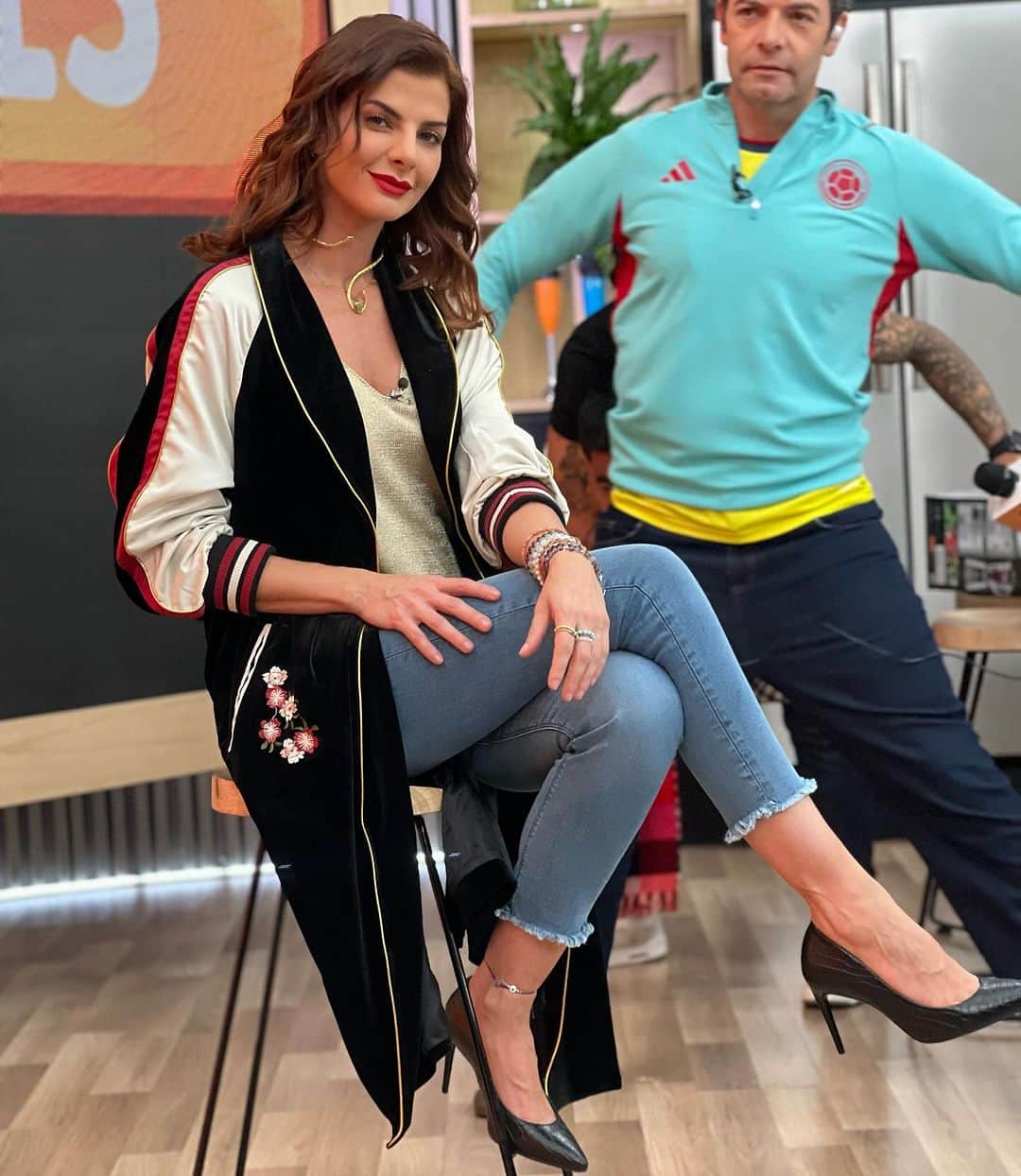 Carolina Cruz Osorioのインスタグラム：「• Jajajajaja LOS AMO @ivanlalindeg @juandiegovanegasl @peretantico @diaadiacaracoltv Total Look @rapsodiacolombiaoficial Zapatos @calzatodo ❤️❤️」