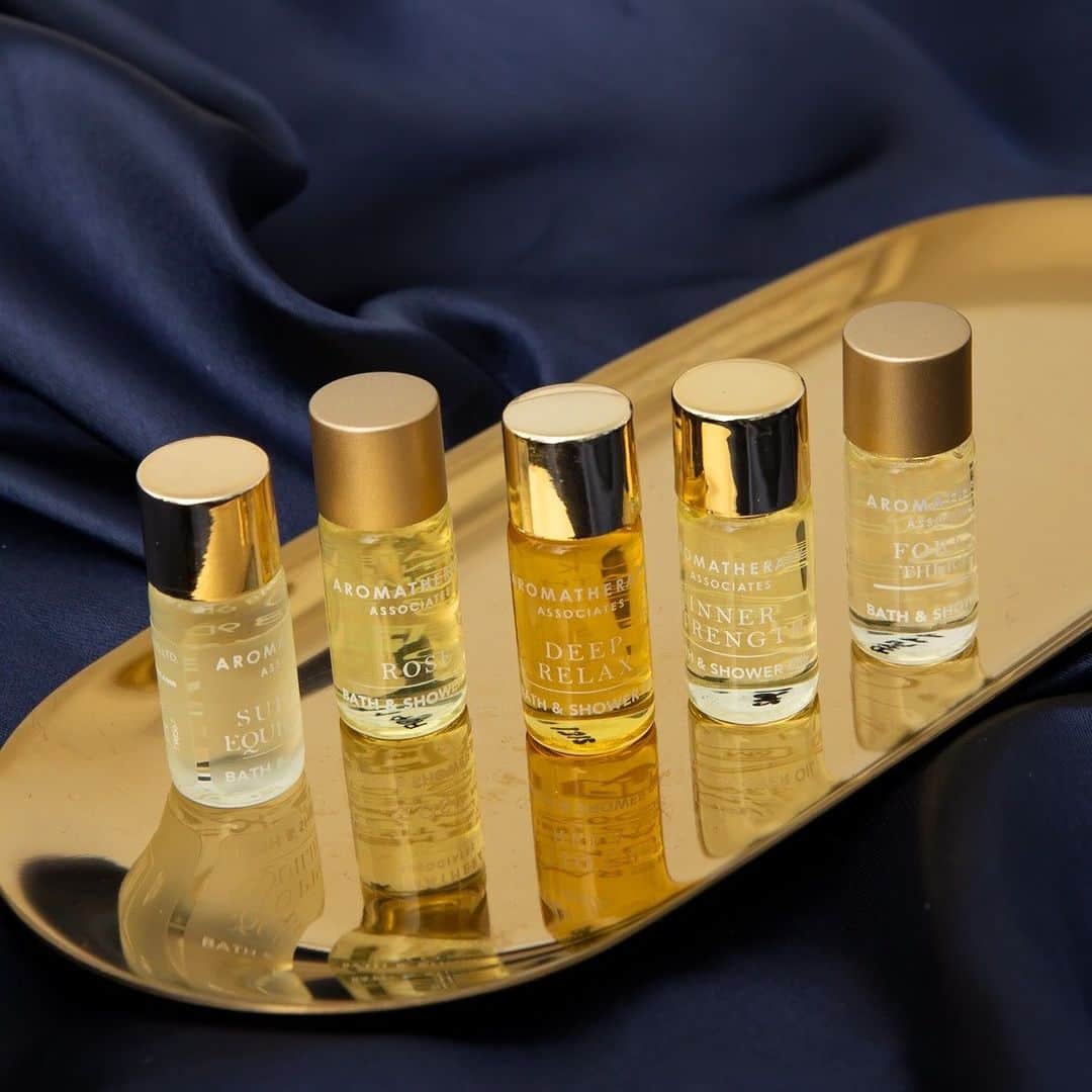 アロマセラピーアソシエイツのインスタグラム：「Shop our NEW Wellbeing Kits ✨ The perfect intros to Aromatherapy Associates. Our Pick & Mix Bathing Selection Kit features 5 vials of some of our must-have Bath & Shower Oils. Shop yours for just £15 ✨  #AroamtherapyAssociates #Bathandshoweroil #essentialoils #aromatherapy #essentialoil #BlackFriday」