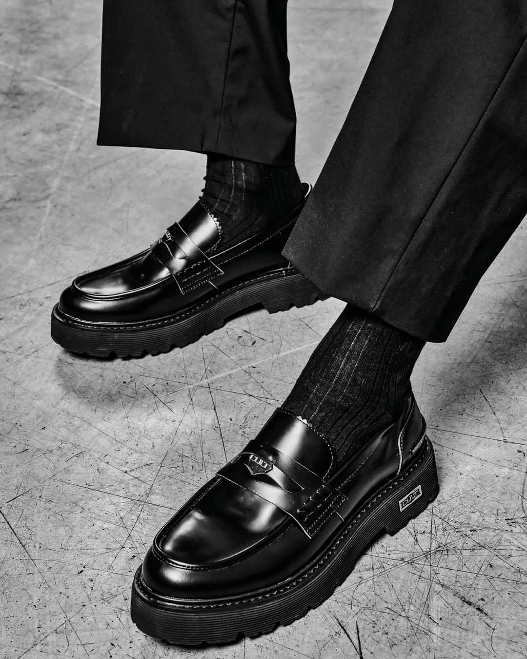 のインスタグラム：「CULT presenta: Slash 3635, mocassini da uomo dal carattere audace in pelle nera e con suola a carrarmato in EVA. 365 giorni all'anno con te.  CULT presents: Slash 3635, men's loafers with a bold character in black leather and EVA lug soles. 365 days a year with you! Shop link in bio」