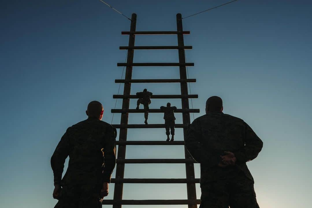 アメリカ海兵隊のインスタグラム：「Future Drill Instructors  📍 San Diego, C.A. (Nov. 14, 2023)  #Marine students with Drill Instructor School, Recruit Training Regiment, conduct the confidence course at Marine Corps Recruit Depot San Diego, California, Nov. 14, 2023.   Drill Instructor School further develops the leadership, command presence, instructional ability, physical fitness, and knowledge of Staff Non-Commissioned and Non-Commissioned Officers in order to successfully perform the duties of a drill instructor.   📷 (U.S. Marine Corps photo by Lance Cpl. Francisco Angel)」