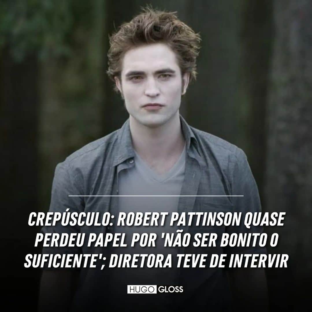 Hugo Glossのインスタグラム：「Já imaginaram outro ator no papel de Edward Cullen que não fosse Robert Pattinson? Pois isso quase aconteceu! A diretora Catherine Hardwicke revelou no podcast "Watchalong" desta segunda-feira (20), que o estúdio não queria o astro de jeito nenhum por não achá-lo atraente o bastante para o papel. A cineasta, então, disse como convenceu os executivos e recordou o teste de Pattinson e Kristen Stewart em cenas famosas do longa. Além disso, Catherine listou uma série de mudanças feitas no visual de Robert, e qual delas ele detestou.  ➡️ Leia e assista, clicando no link da bio ou no destaque “News”.   (📸: Reprodução/Summit Entertainment)」