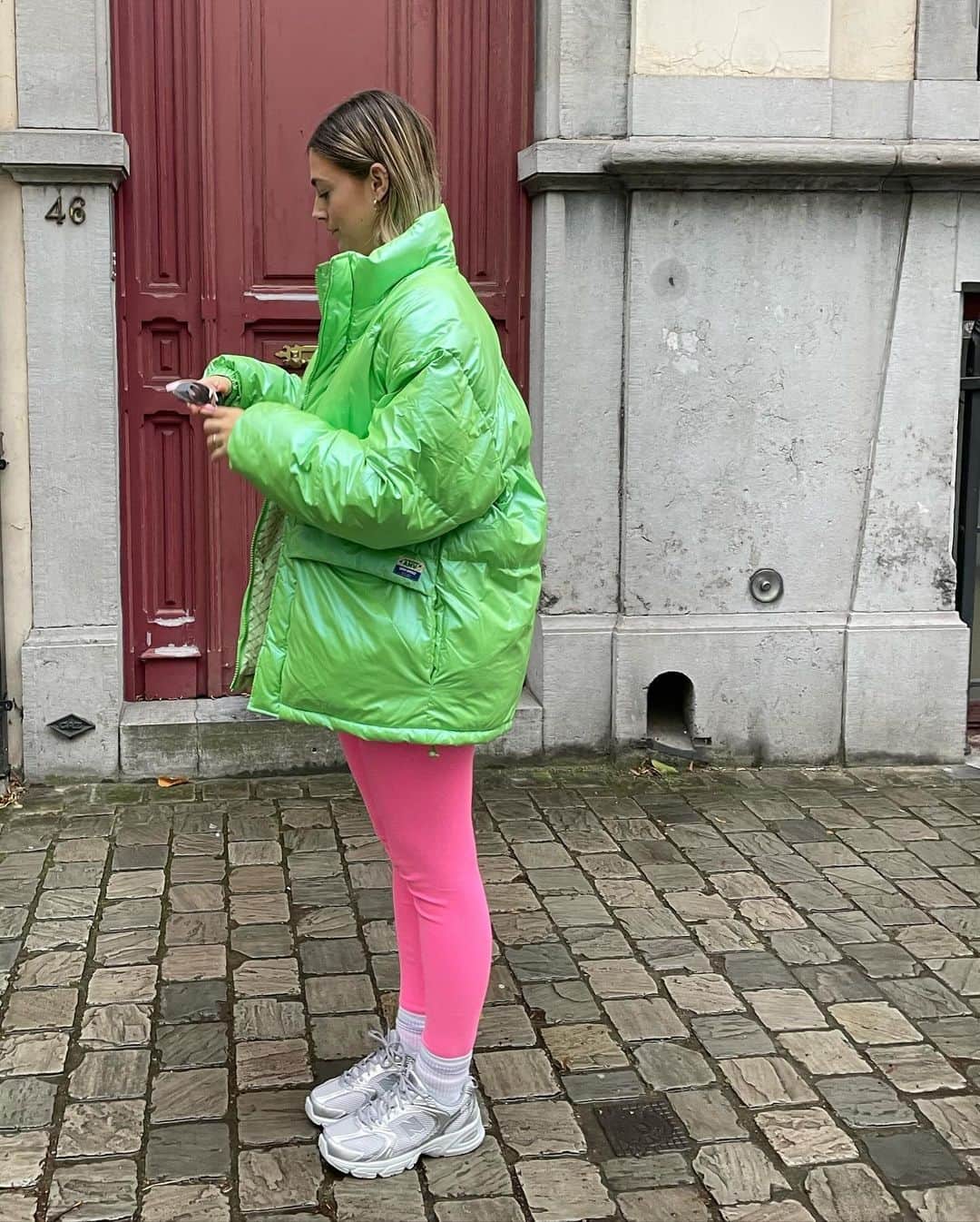 アメリカンビンテージのインスタグラム：「How about adding some colour to winter? @liselore.v is going bold and pairing our green Tymbay puffer jacket with our Zelym pink leggings! Would you go for this look? Tell us in the comments 🔥💚  #americanvintage #fallwinter #colours #green #greenjacket #pink #pinklegging」