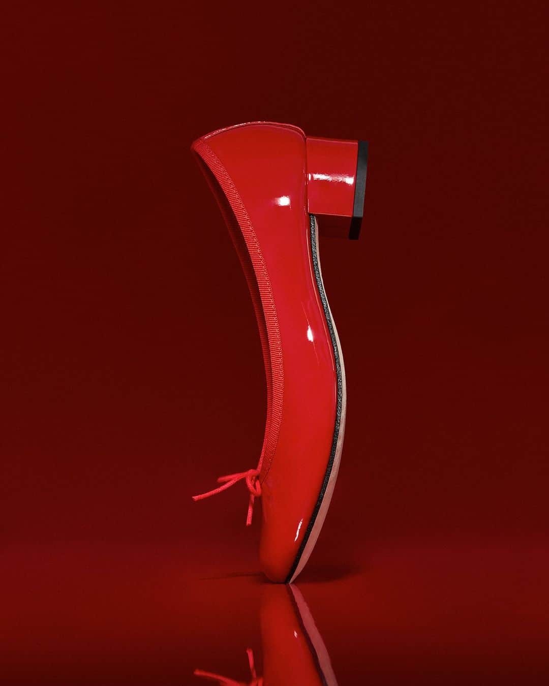 Repettoのインスタグラム：「Repetto Holiday Campaign.  The Camille ballerinas Flame Red.  #RepettoHolidayCampaign #Repettolconics」