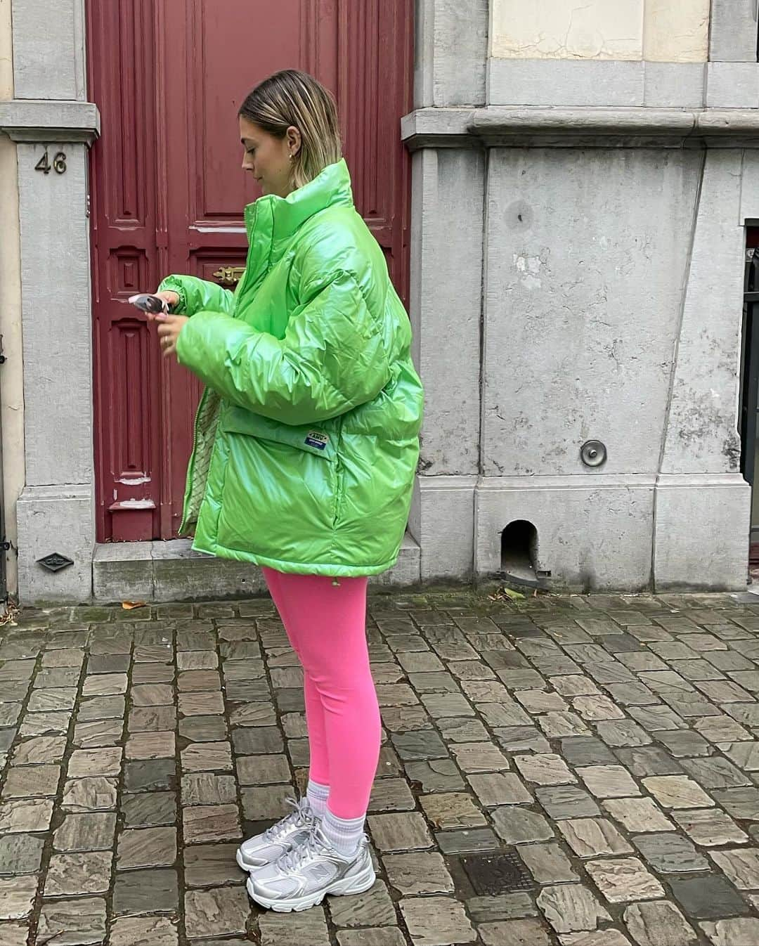 アメリカンビンテージさんのインスタグラム写真 - (アメリカンビンテージInstagram)「How about adding some colour to winter? @liselore.v is going bold and pairing our green Tymbay puffer jacket with our Zelym pink leggings! Would you go for this look? Tell us in the comments 🔥💚  #americanvintage #fallwinter #colours #green #greenjacket #pink #pinklegging」11月22日 3時00分 - americanvintage_officiel