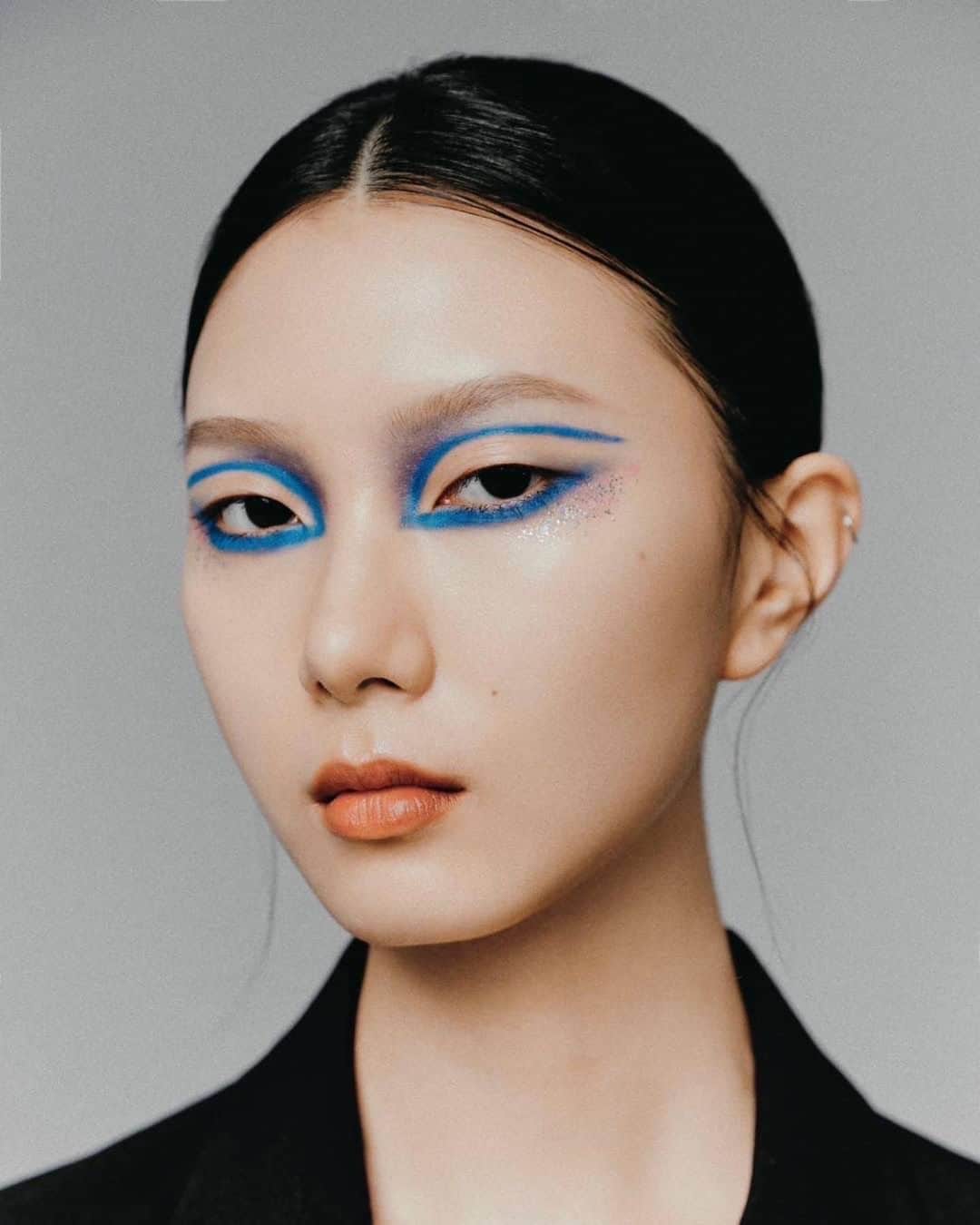 MAKE UP FOR EVER OFFICIALのインスタグラム：「Create and elevate your best make up looks that will last FOR EVER.   Makeup artists @nash_chen and @kc_mgmt created this artistic look using our #AquaResist Graphic Pen, Artist Color Shadow in the shades M214 and M924 and #TheProfessionALL Mascara.  Makeup @nash_chen @kc_mgmt  Photo by @new78945  Model @y0cun @lsimgmt_official  Hair @hsinnnyennn   #MAKEUPFOREVER」