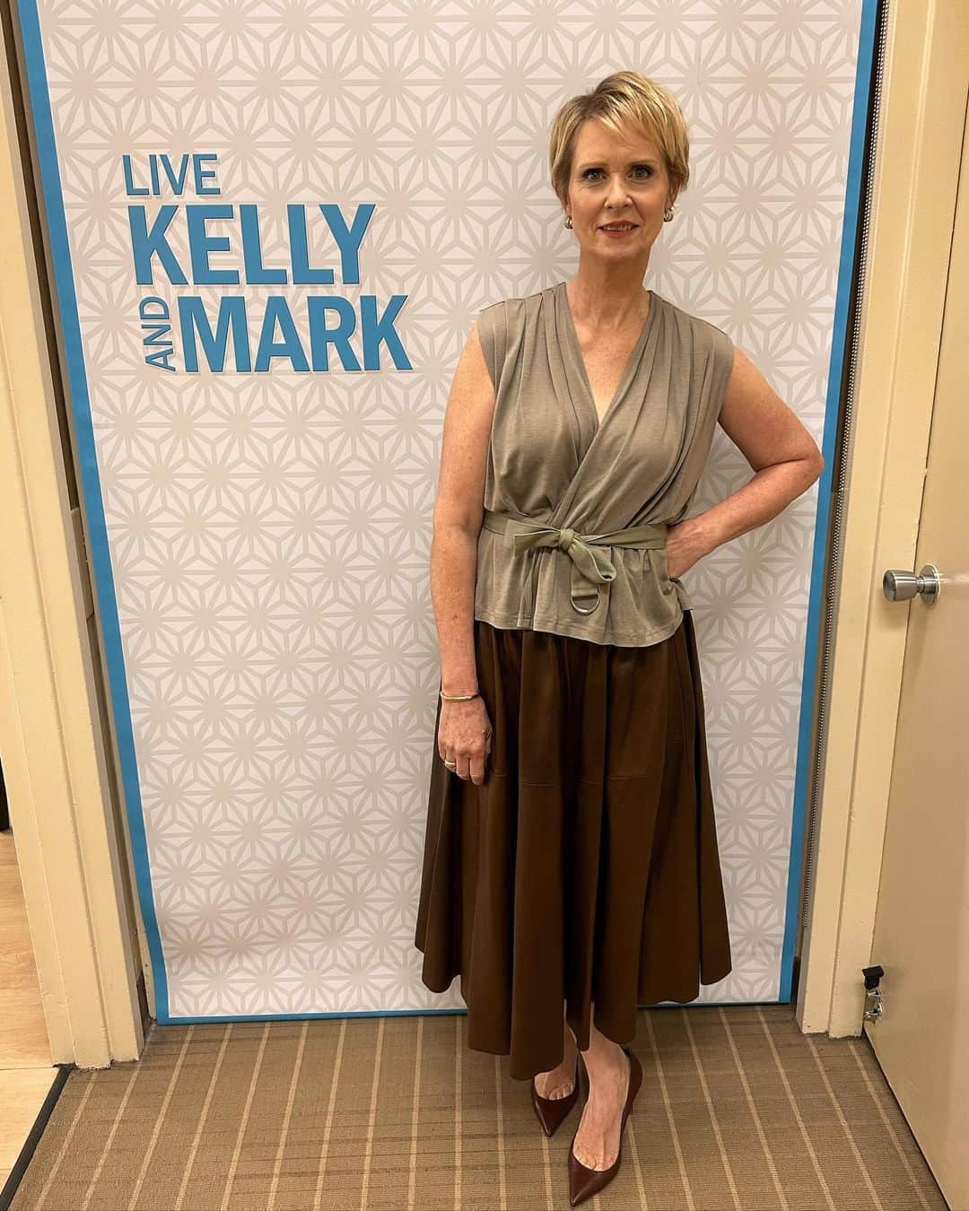 シンシア・ニクソンさんのインスタグラム写真 - (シンシア・ニクソンInstagram)「So fun to be back on @LiveKellyAndMark this morning and found out that @KellyRipa is a @gildedagehbo fan! 😘😘」11月22日 3時01分 - cynthiaenixon