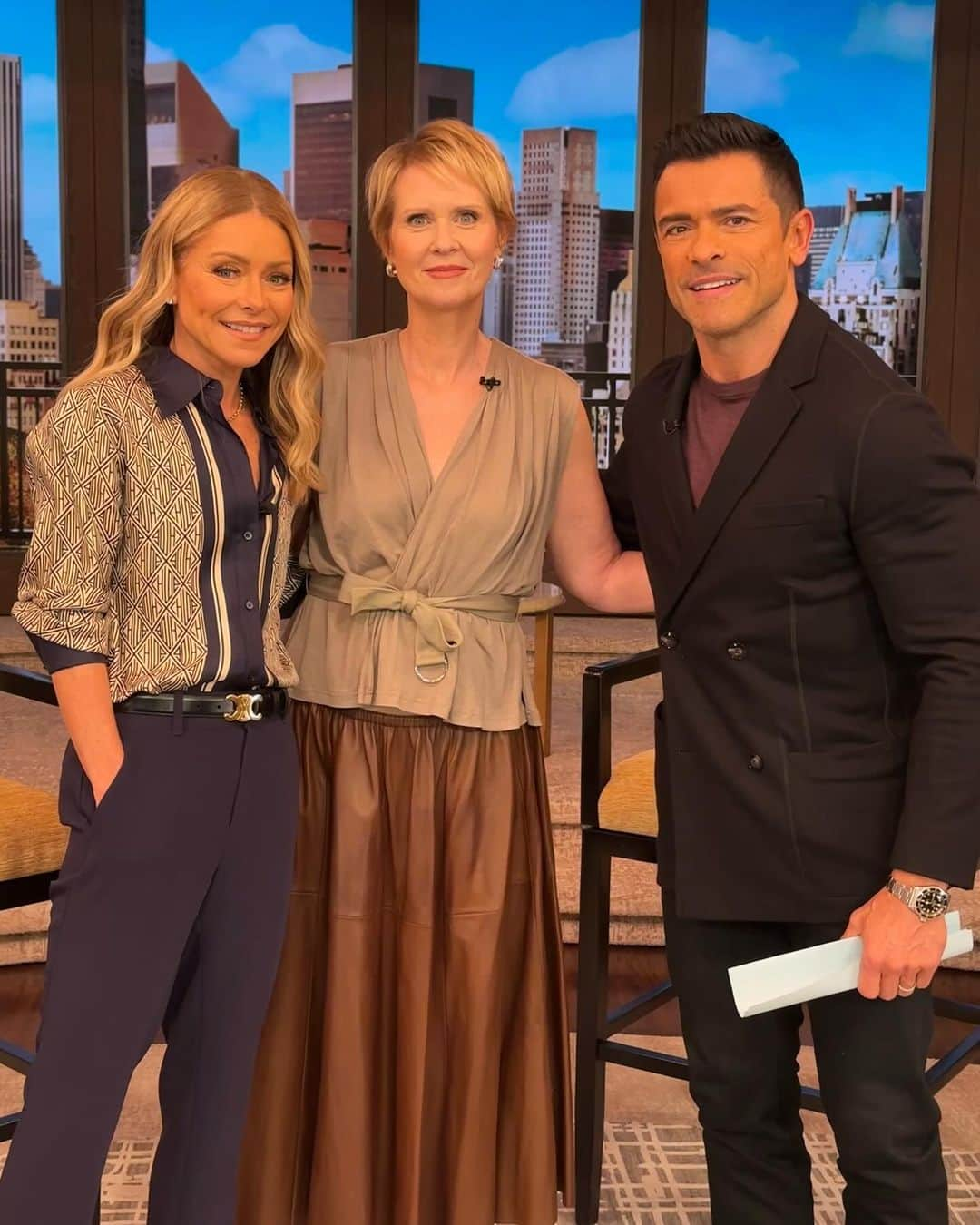 シンシア・ニクソンのインスタグラム：「So fun to be back on @LiveKellyAndMark this morning and found out that @KellyRipa is a @gildedagehbo fan! 😘😘」