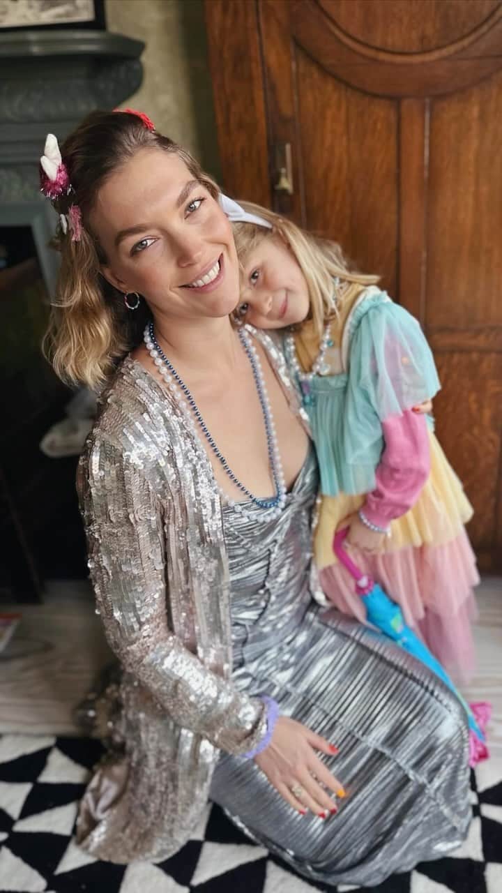 アリゾナ・ミューズのインスタグラム：「How fascinating to see my children grow up into their own individual little selves. I can take no credit for who they are...I’m just happy to be in the position to help guide them in the beginning of their lives and as long as they need my guidance, watching on in awe as they become who they’re meant to be 💫  Happy 5th Birthday to our little 🧜🏼‍♀️  We love you Cy 💕」