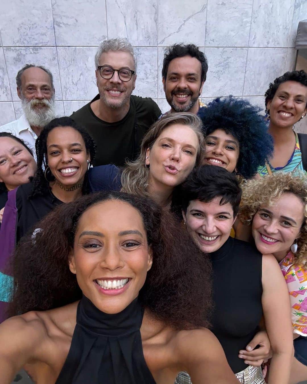 Tais Araújoのインスタグラム：「Foram semanas em Curitiba filmando “Doutor Monstro” com gente da melhor qualidade! Equipe Curitiba, de profissionais talentosos, competentes e amorosos. Foram dias intensos contando uma história verídica de um feminicídio que foi tratado como legítima defesa! É um filme de tribunal e uma denuncia do que aconteceu e acontece diariamente com as mulheres nesse país. Obrigada @marcos_jorge_2311 pela coragem de desenterrar essa história. Obrigada profissionais de cinema de Curitiba, vcs são foda! Obrigada equipe linda e talentosa e muito, mas muito obrigada ao elenco curitibano por me receber com tanto amor e talento.」