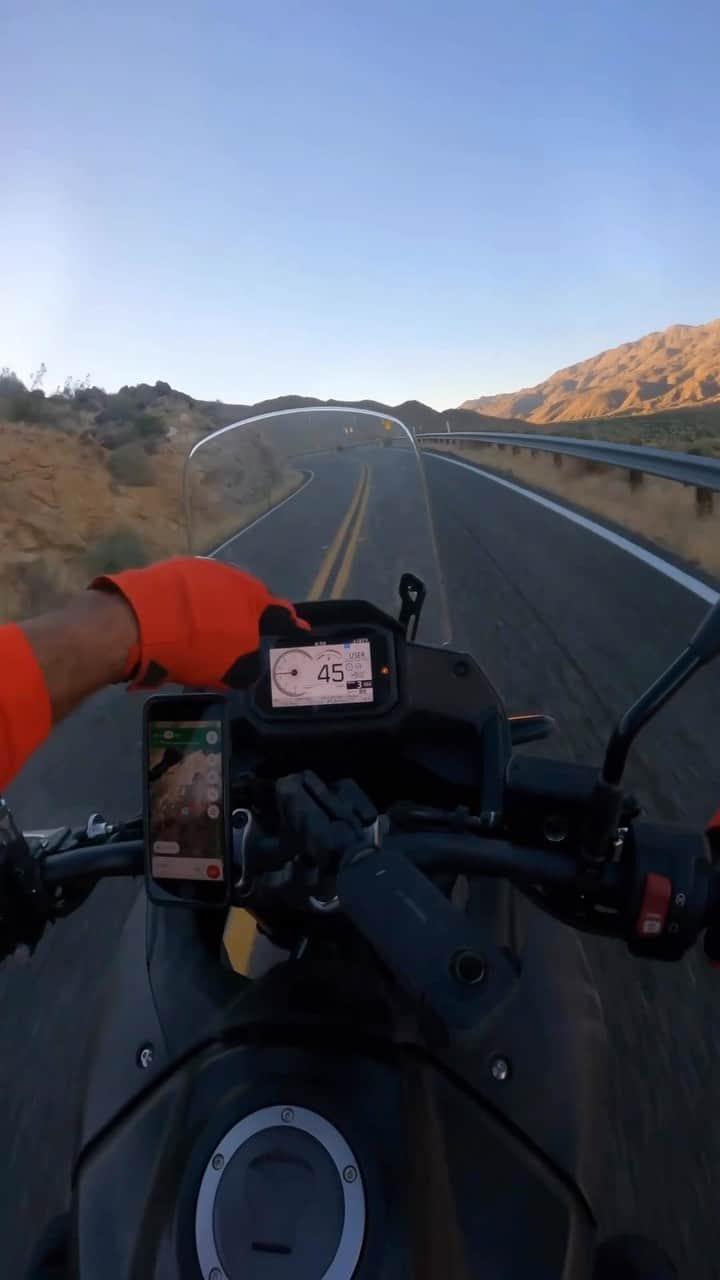 Honda Powersports USのインスタグラム：「Breaking down 5️⃣ key features of the #XL750Transalp with @adamwaheed and @motorcyclistonline. 🤝」