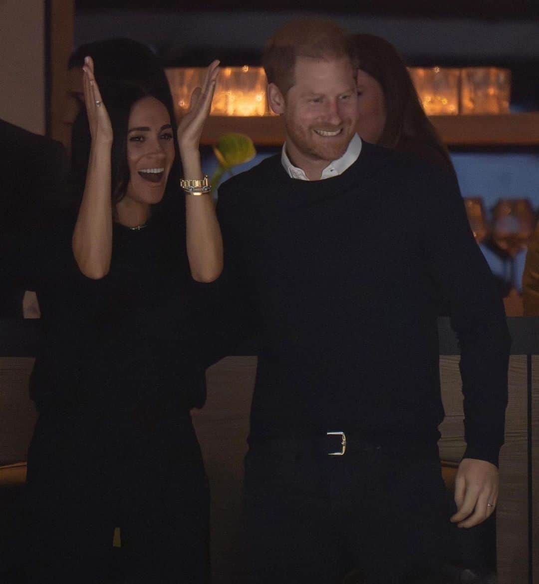 Just Jaredさんのインスタグラム写真 - (Just JaredInstagram)「Prince Harry and Meghan Markle make a surprise appearance at the Vancouver Canucks vs San Jose Sharks game, which they attended with good friend Markus Anderson, an exec for the celeb-fave Soho House.  #PrinceHarry #MeghanMarkle Photo: Backgrid」11月22日 3時07分 - justjared