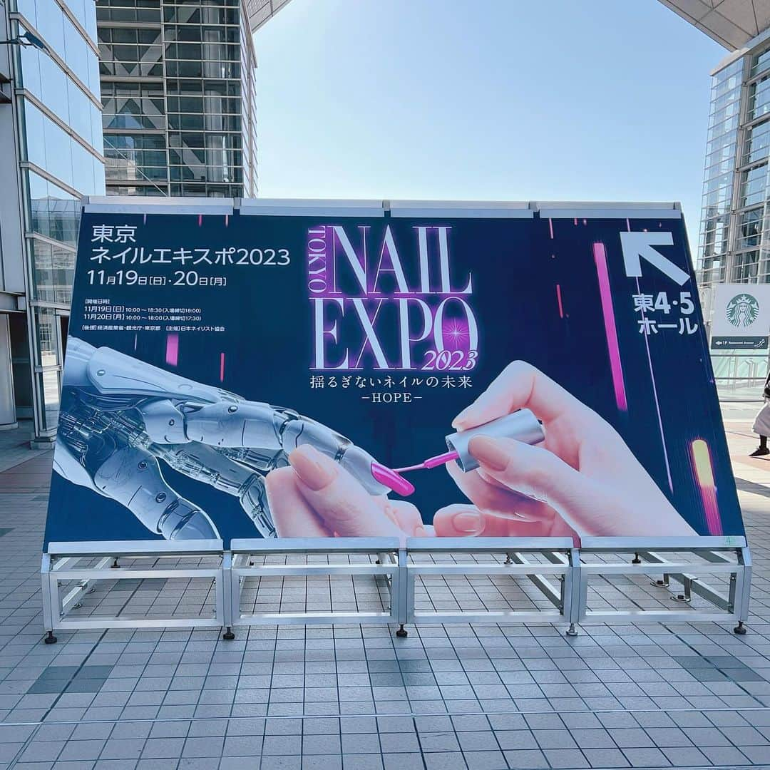 なかやまちえこのインスタグラム：「🆃ₕₐₙₖ ʸₒᵤ ᶠₒᵣ ᶜₒₘᵢₙᵍ.⠀ ⠀ NAIL EXPO 2023⠀ ⠀ PREANFA @preanfaofficial ブースにでデモンストレーションやブースのお手伝いに行きました。⠀ デモンストレーション見てくださった方、お声がけくださった方、差し入れ持ってきてくださった方、みなさまありがとうございます！！！⠀ 皆様のお陰で、残りの今年も元気に生きていけます😁❕❕⠀ 久々にPREANFAの皆様、ネイリストの皆様ともお会いできて光栄でした。⠀ ⠀ 去年のエキスポや春のBWJ、セミナーやネイル体験、YouTubeなどSNS見てくださってる方など様々な方にお会いできてとても嬉しいです。⠀ 初めましての方も本当にありがとうございました。⠀ ⠀ SNSのアイコン見せてくださって、あ！！となったり、⠀ 大好きな甘いもの（チョコやグミなど）リサーチしていてくださったり、⠀ バスソルトやアイマスクの癒され系や、⠀⠀ レア物の三井や大大大好きなお手紙いただいたり、⠀ 本当に幸せな二日間でした。⠀ ⠀ お手紙はまだ読めていないのでこれから読ませて頂きます♡⠀ 三井はいろんなところに連れて行きます！！⠀ お菓子は今年残り1ヶ月少しもりもり食べさせて頂きますが、 早速グミやパンやしっとりケーキ類もりもり食べてます😋😋😋 チップス系も有難い！！⠀ 甘いのしょっぱいので止まる事なく食べていきます♡ お水は会場がかなり乾燥していたのであの後早速飲んでました！⠀ コーヒーは毎日飲んでいるので昨日今日で早速飲んでます☕️⠀ 七味は実家でみんなでご飯食べるときに使わせて頂きます🌶️⠀ サンリオや80sの懐かしグッズは早速飾ってます。⠀ バスソルトは使うのが楽しみです🛀🫧⠀ 🏰🐭のグッズもかわいいです♡⠀ ⠀ 書き出したら止まらなくなってしまうのでここまでに…！⠀ 本当に皆様に気力や元気をいただいています。⠀ 今年も残り少なくなってまいりましたが、引き続きどうぞ宜しくお願いいたします❕❕❕⠀ ⠀ なかやまちえこ」