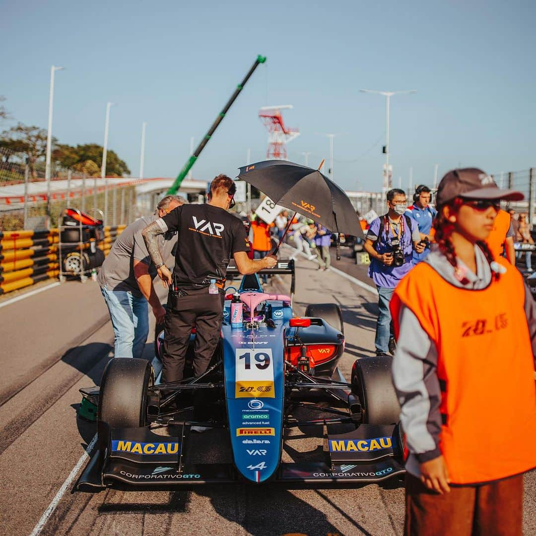 ソフィア・フロルシュさんのインスタグラム写真 - (ソフィア・フロルシュInstagram)「P11 at the FIA F3 World Cup in Macau 🇲🇴  Where should I begin? Maybe bye saying thank you to all of you. For the support.   Macau is something special. It’s the World Cup, the best of the best come together to race on this legendary Guia Circuit. Going there, racing on that insane 6.1km long track through the city centre and along the sea is crazy. Nothing more. The average speed of a F3 on one lap is 175km/h, I had the highest top speed of 323.3km/h. You literally can not imagine how focused you have to be to not make any mistakes. It comes down to centimetres. It’s pure stress, awesome stress.   I went there for the third time. Our goal was to finish in the Top10 and we just missed it. But I am still happy and proud of the performance. Unluck with red flags and our pitlane allocation made the weekend more difficult than it should have been. We showed our speed and the braveness. That’s Motorsport.   Big thanks to my engineer @jeff_levere , and my two mechanics @arie_kreuk & @tiesverrijt 💨 And ofc the whole @vanamersfoortracing gang 🌙   That’s it with my racing for 2023, so I would like to thank @alpine_racing for the first season as an Academy driver. Also thanks to my partners @bank11_dieautobank & @sparepartsnow.de 💙 // 📸 x @thomasmarzusch // #sophia #sophia99 #racegirl #racing #motorsport #changeagent #soptimism #unscripted」11月22日 3時13分 - sophiafloersch