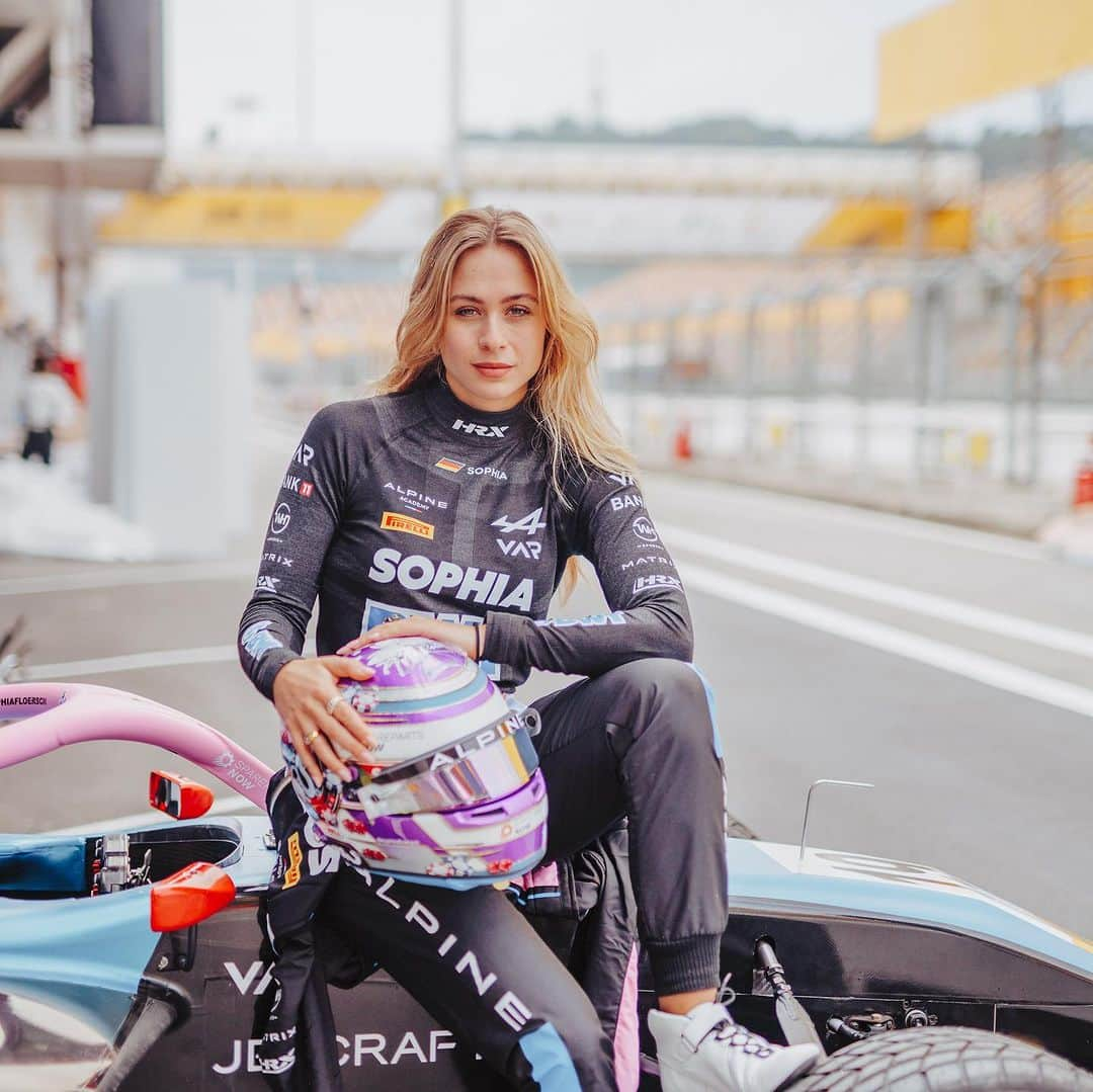 ソフィア・フロルシュさんのインスタグラム写真 - (ソフィア・フロルシュInstagram)「P11 at the FIA F3 World Cup in Macau 🇲🇴  Where should I begin? Maybe bye saying thank you to all of you. For the support.   Macau is something special. It’s the World Cup, the best of the best come together to race on this legendary Guia Circuit. Going there, racing on that insane 6.1km long track through the city centre and along the sea is crazy. Nothing more. The average speed of a F3 on one lap is 175km/h, I had the highest top speed of 323.3km/h. You literally can not imagine how focused you have to be to not make any mistakes. It comes down to centimetres. It’s pure stress, awesome stress.   I went there for the third time. Our goal was to finish in the Top10 and we just missed it. But I am still happy and proud of the performance. Unluck with red flags and our pitlane allocation made the weekend more difficult than it should have been. We showed our speed and the braveness. That’s Motorsport.   Big thanks to my engineer @jeff_levere , and my two mechanics @arie_kreuk & @tiesverrijt 💨 And ofc the whole @vanamersfoortracing gang 🌙   That’s it with my racing for 2023, so I would like to thank @alpine_racing for the first season as an Academy driver. Also thanks to my partners @bank11_dieautobank & @sparepartsnow.de 💙 // 📸 x @thomasmarzusch // #sophia #sophia99 #racegirl #racing #motorsport #changeagent #soptimism #unscripted」11月22日 3時13分 - sophiafloersch