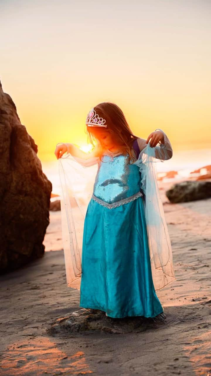 Elisabeth Riouxのインスタグラム：「Add this to your bucketlist before they’re too old 👸🏼✨  I cried when seeing the photos for the first time, this is literally SO CUTE and we’ll keep it forever (also now I wanna do more themed by Wolfie photoshoots) 🥹🖤   📍 El Matador beach, Malibu   Thanks to my friend @sandrinesanterre always taking the photos so I can just play with my princess 🤞🏽」