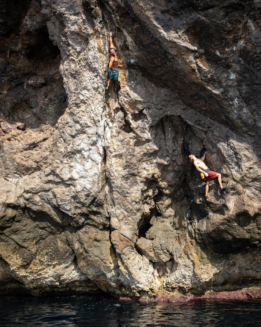 クリス・シャーマさんのインスタグラム写真 - (クリス・シャーマInstagram)「Black Pearl 11.07.23 ✅ Mallorca   A perfect line at the upper limits of anything I’ve ever climbed above the sea, with very finicky conditions. I had to go deep on many levels.    It’s located in a total power spot in a very exposed and wild part of the island.  The late, great Miquel Riera, my long time friend , mentor and godfather of deep water soloing brought me here years ago and opened my eyes to the potential of this place and style of climbing.  After his passing in 2019 I doubted if this place would be the same for me. But now whenever I’m back there it reconnects me with his spirit and vision.   Endless gratitude to everyone who has been a part of this journey!  Photo 1 @rockandwatermallorca  Photo 2 @jessebentz  Vid  @rockandwatermallorca」11月22日 3時31分 - chris_sharma